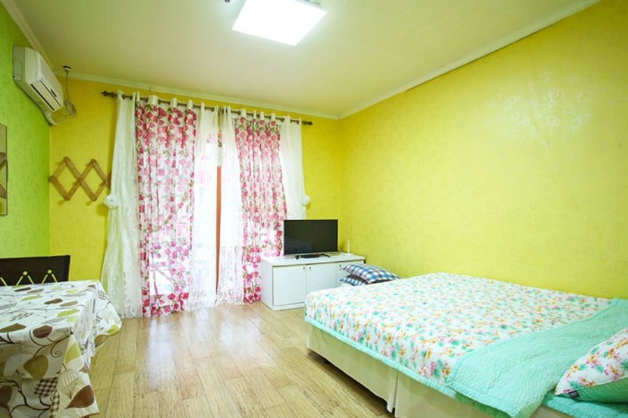 room detail thumbnail 1