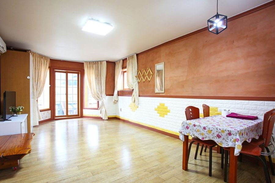 room detail thumbnail 1