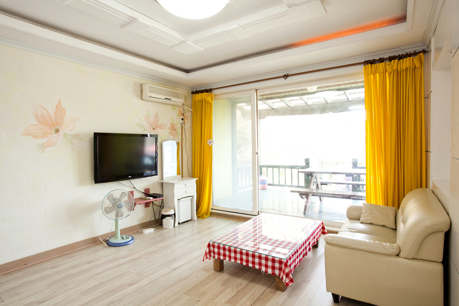room detail thumbnail 2