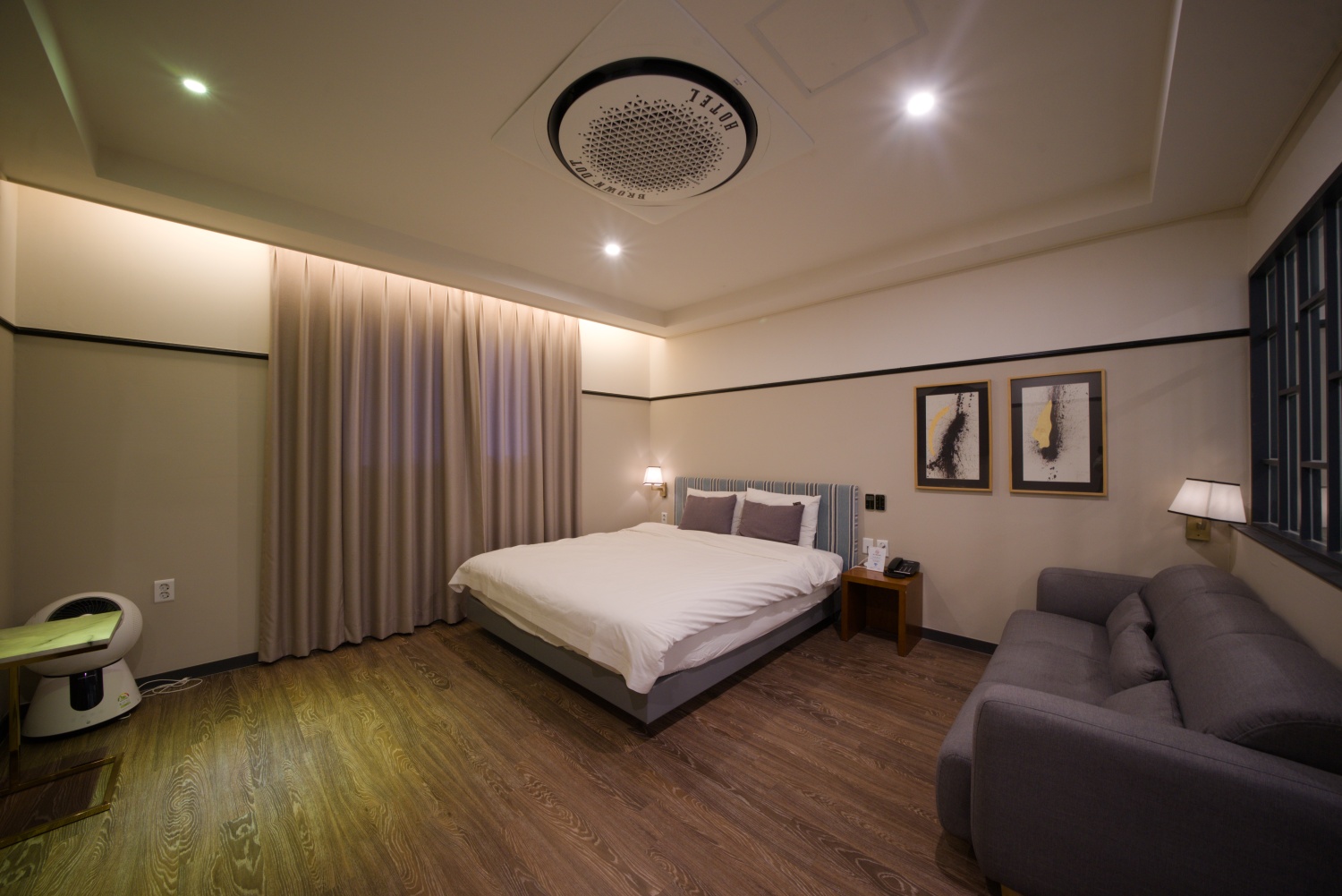 room detail thumbnail 1