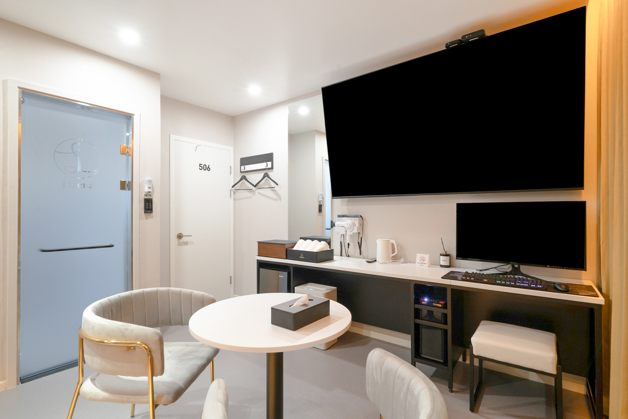 room detail thumbnail 1