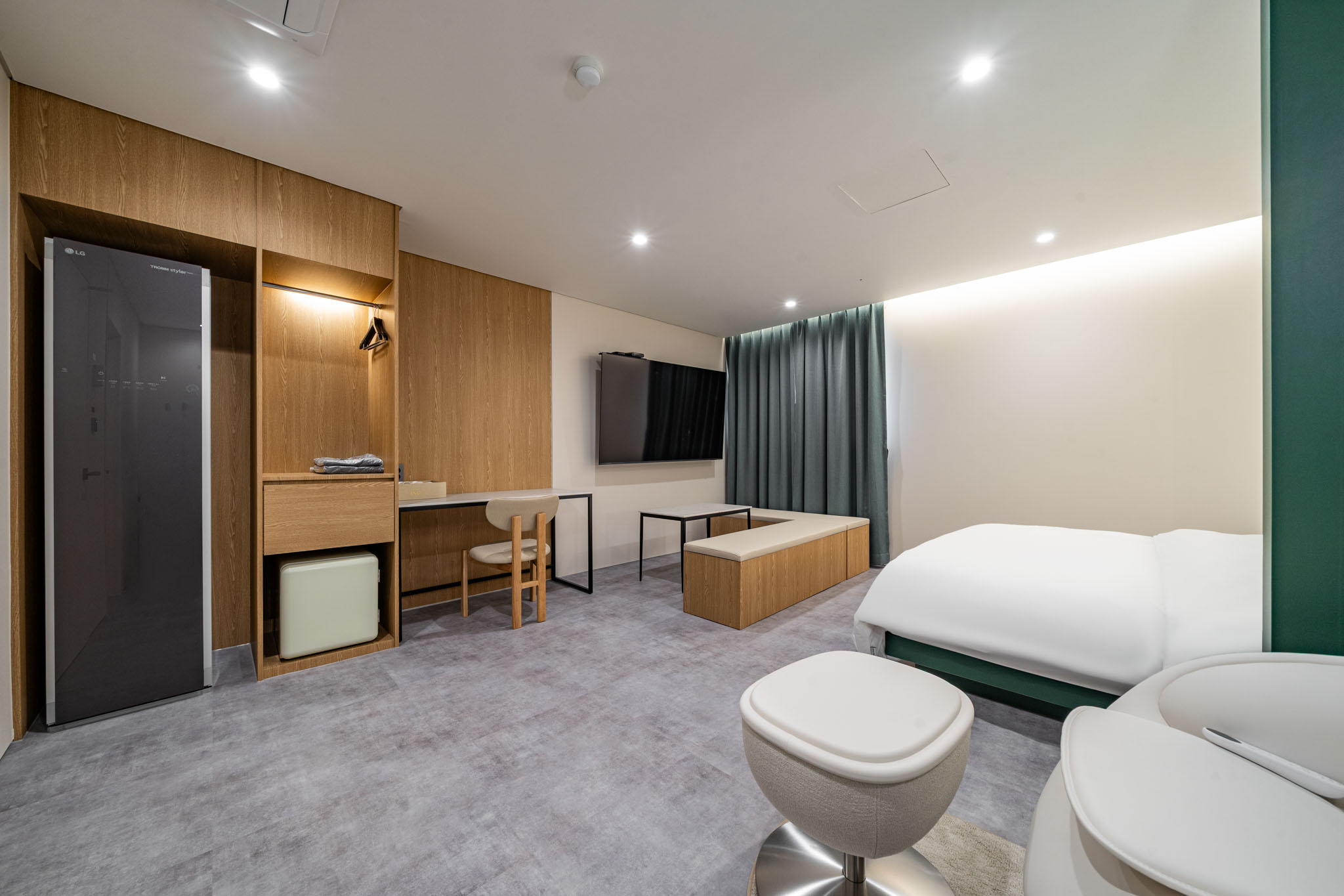 room detail thumbnail 2