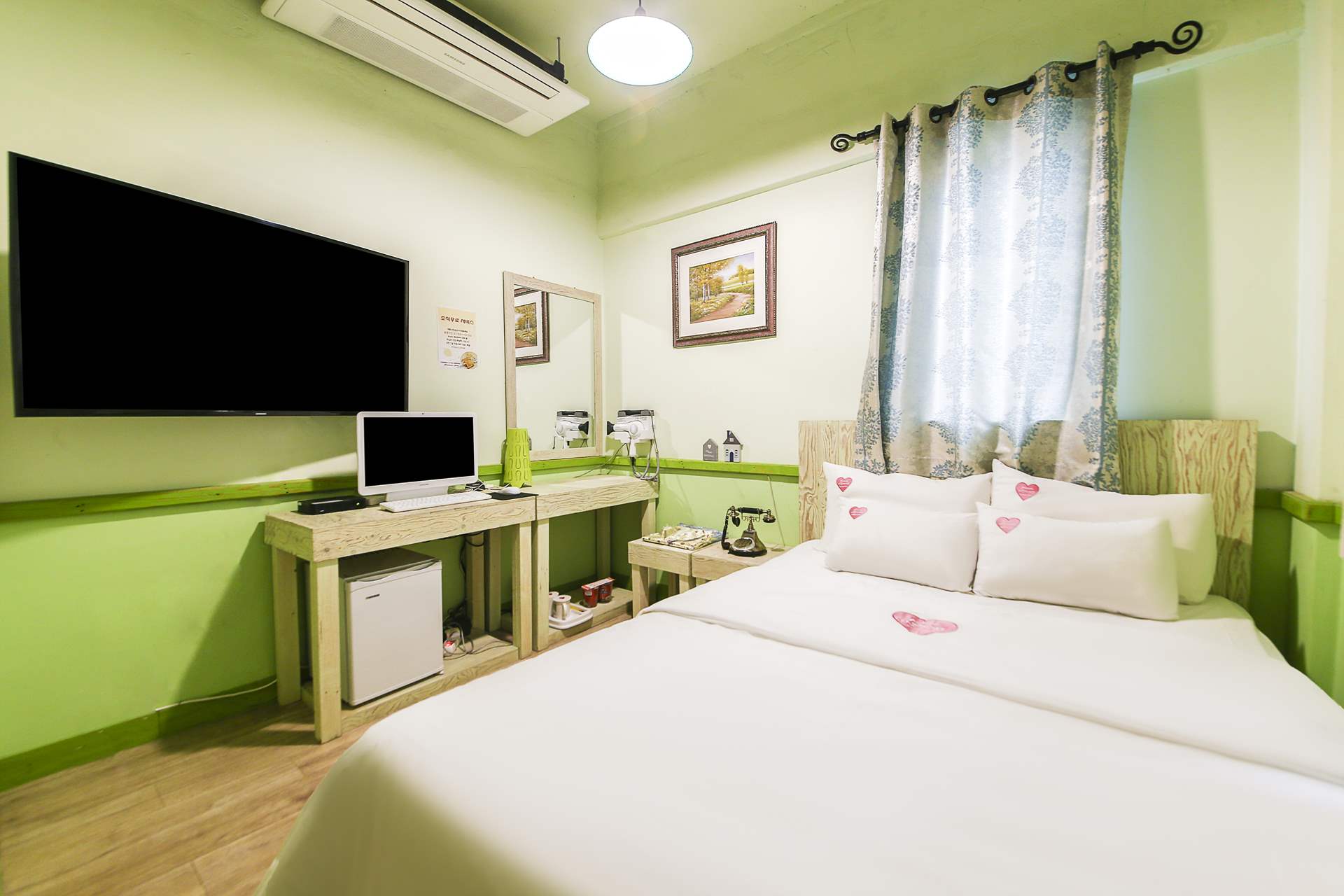 room detail thumbnail 1