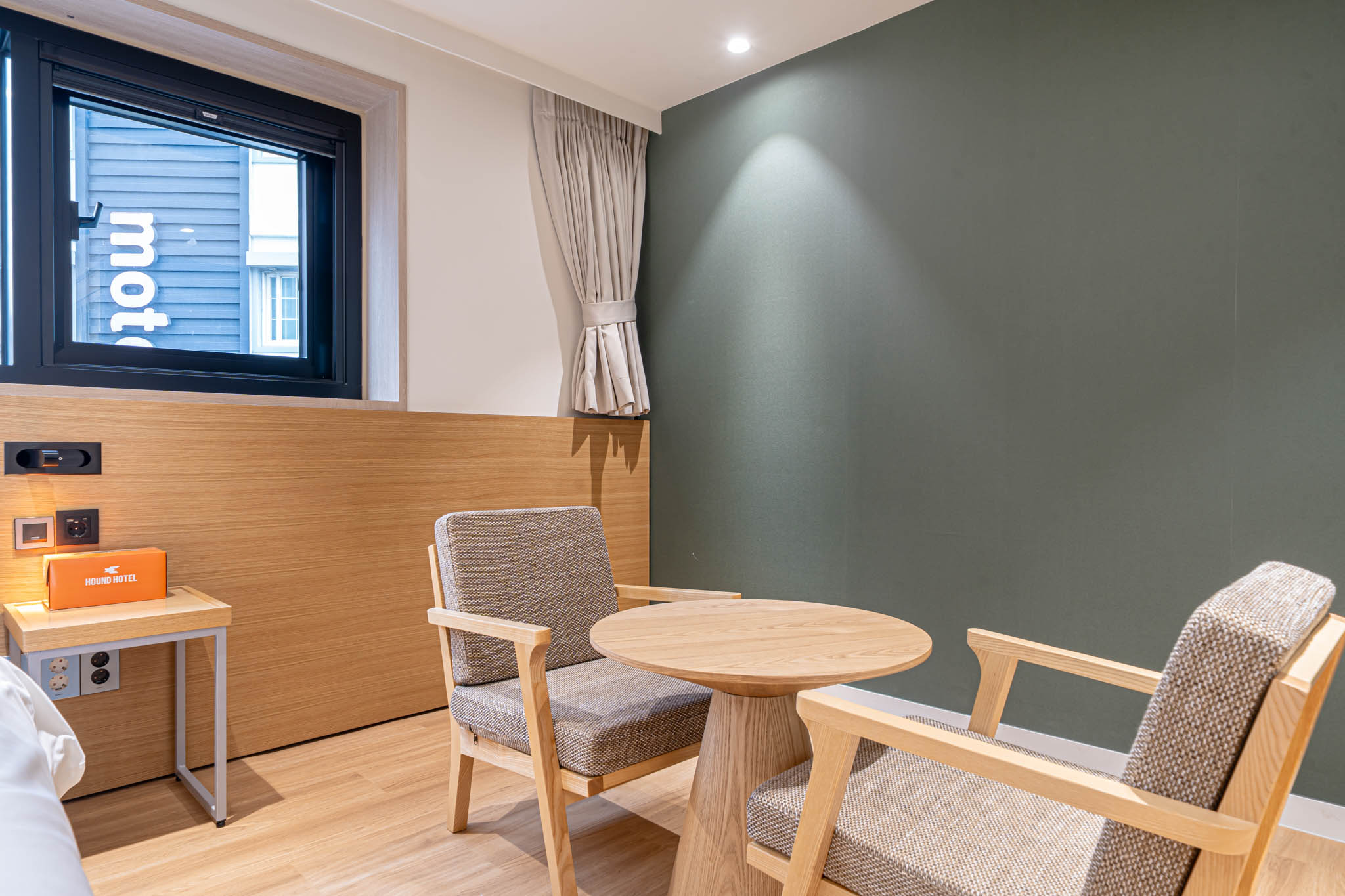 room detail thumbnail 2