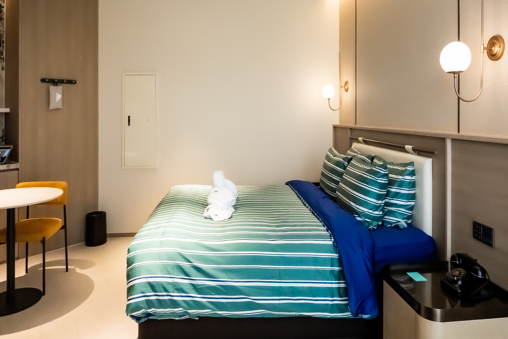 room detail thumbnail 2