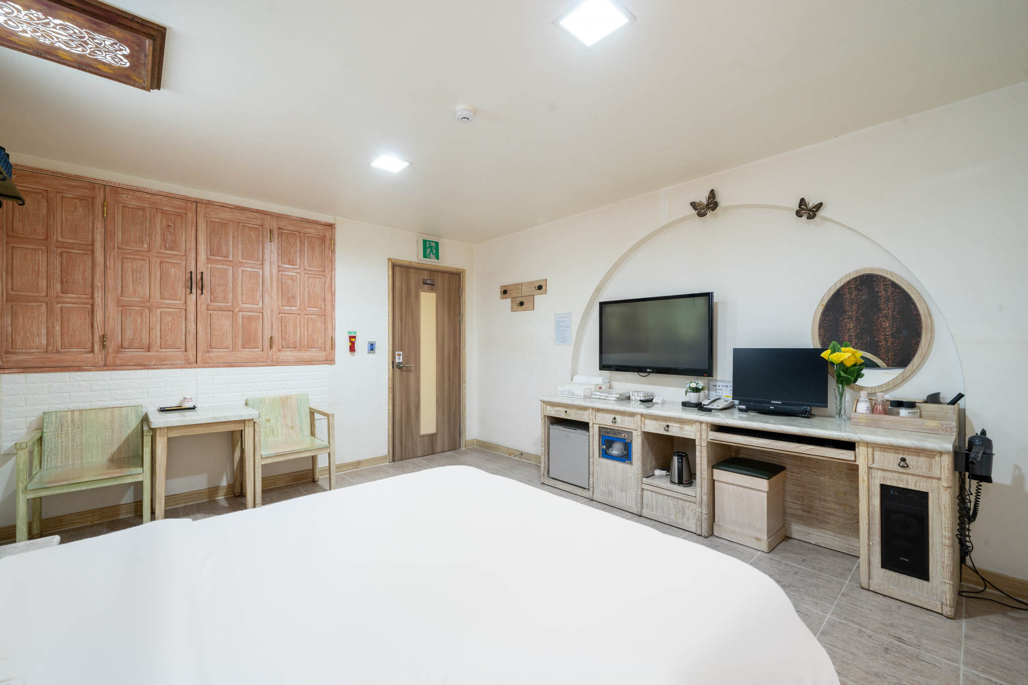 room detail thumbnail 1