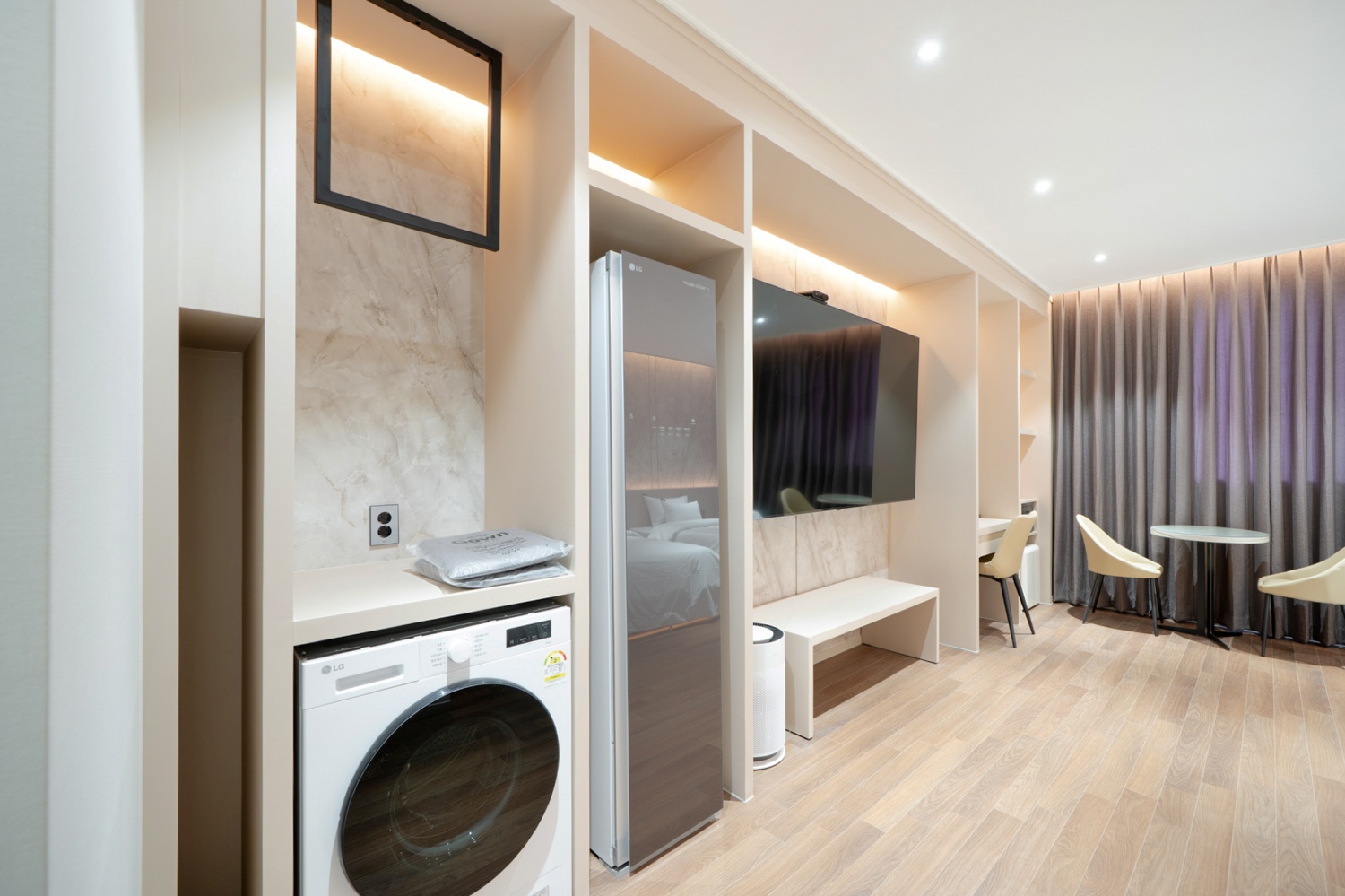 room detail thumbnail 2