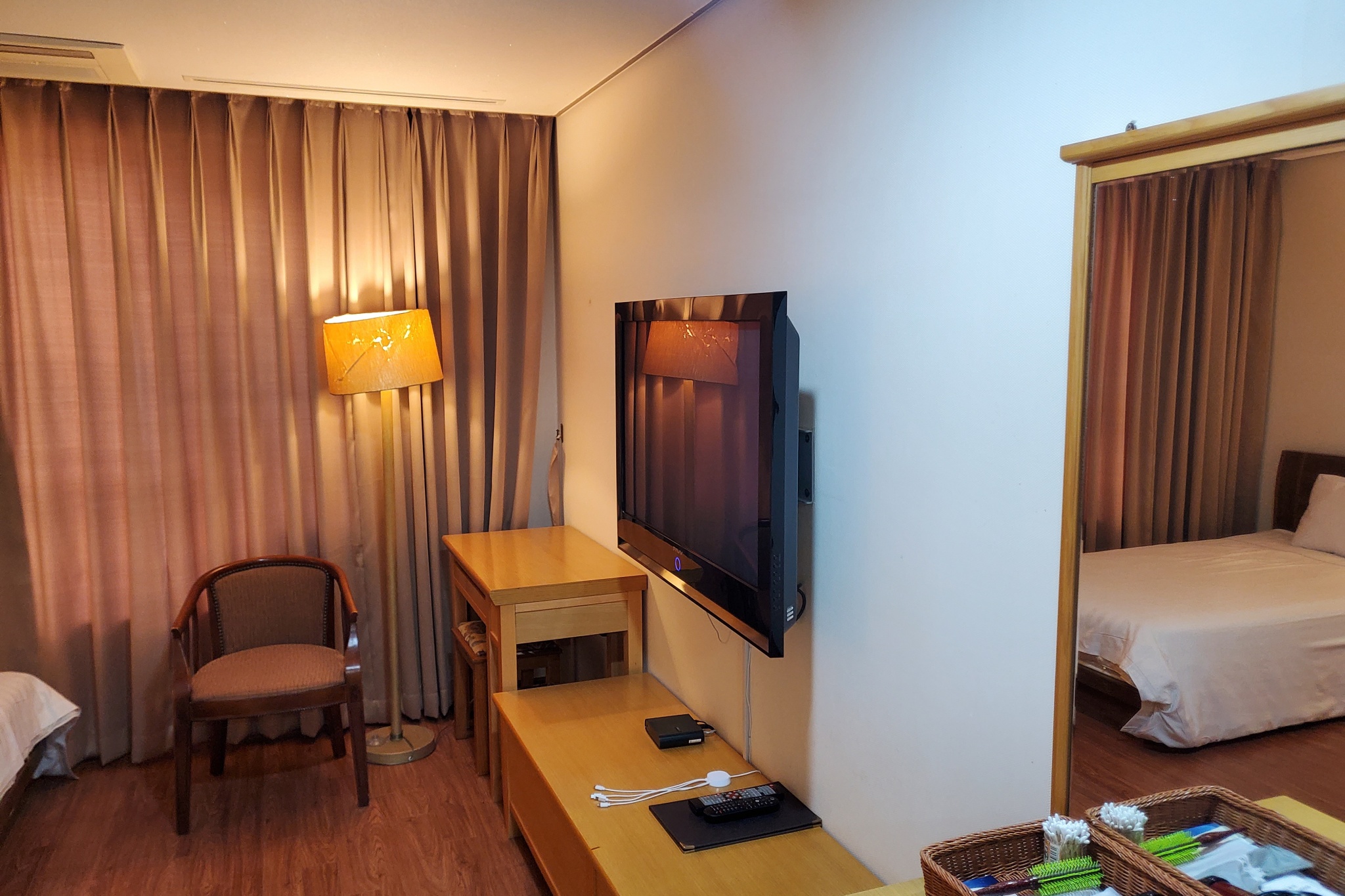 room detail thumbnail 2