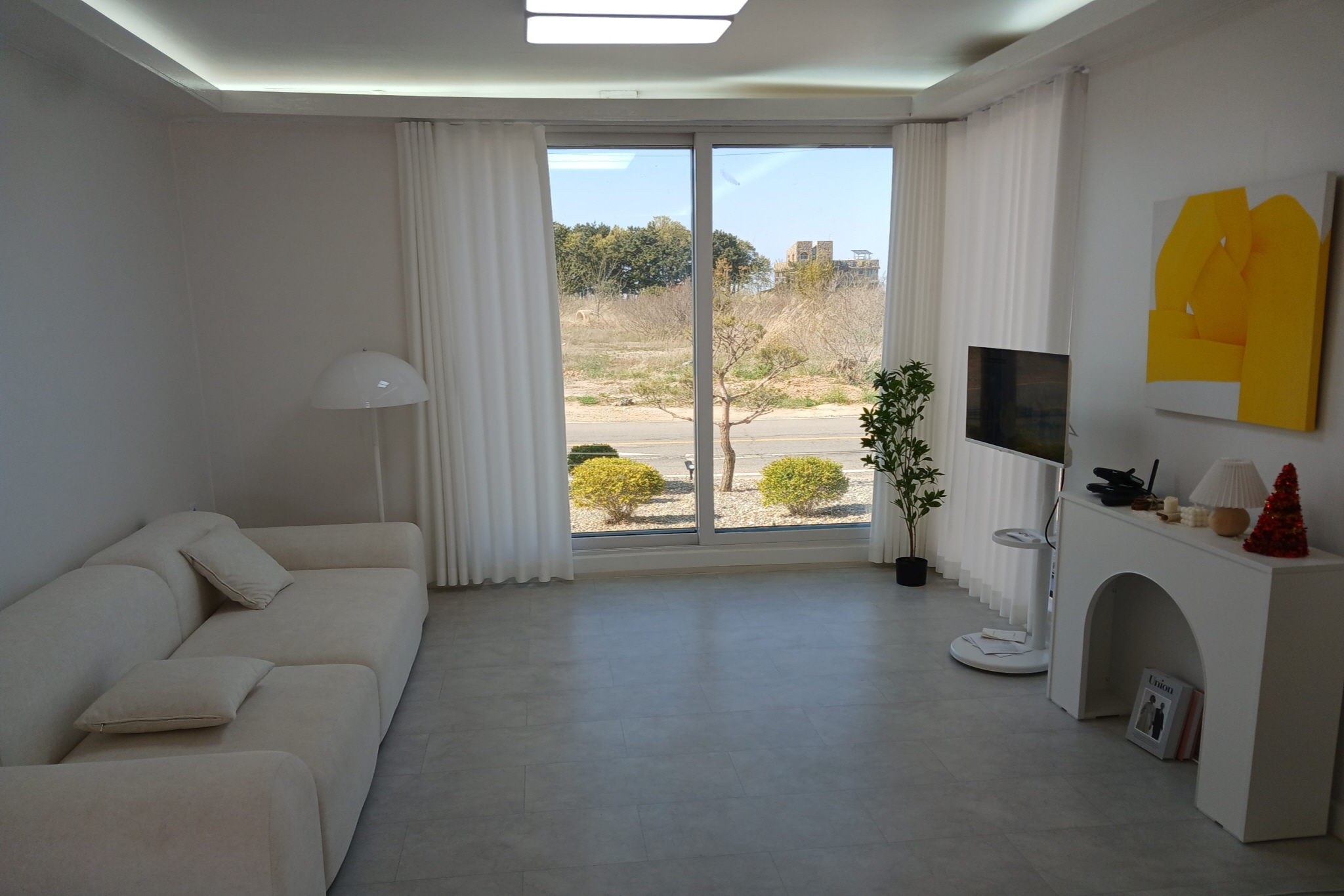 room detail thumbnail 1