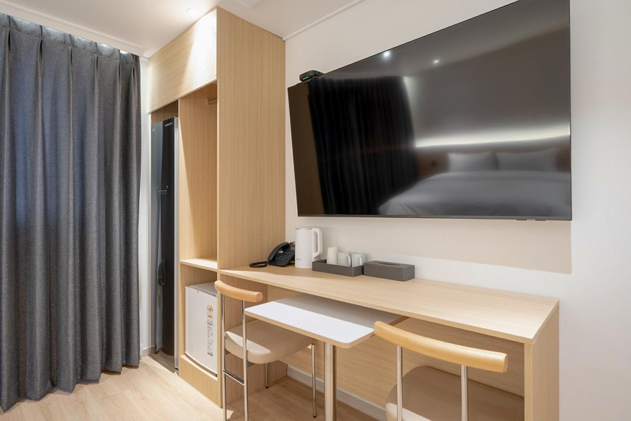 room detail thumbnail 2