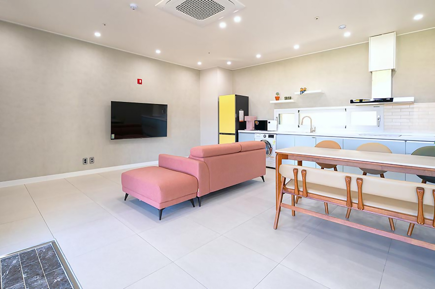 room detail thumbnail 1