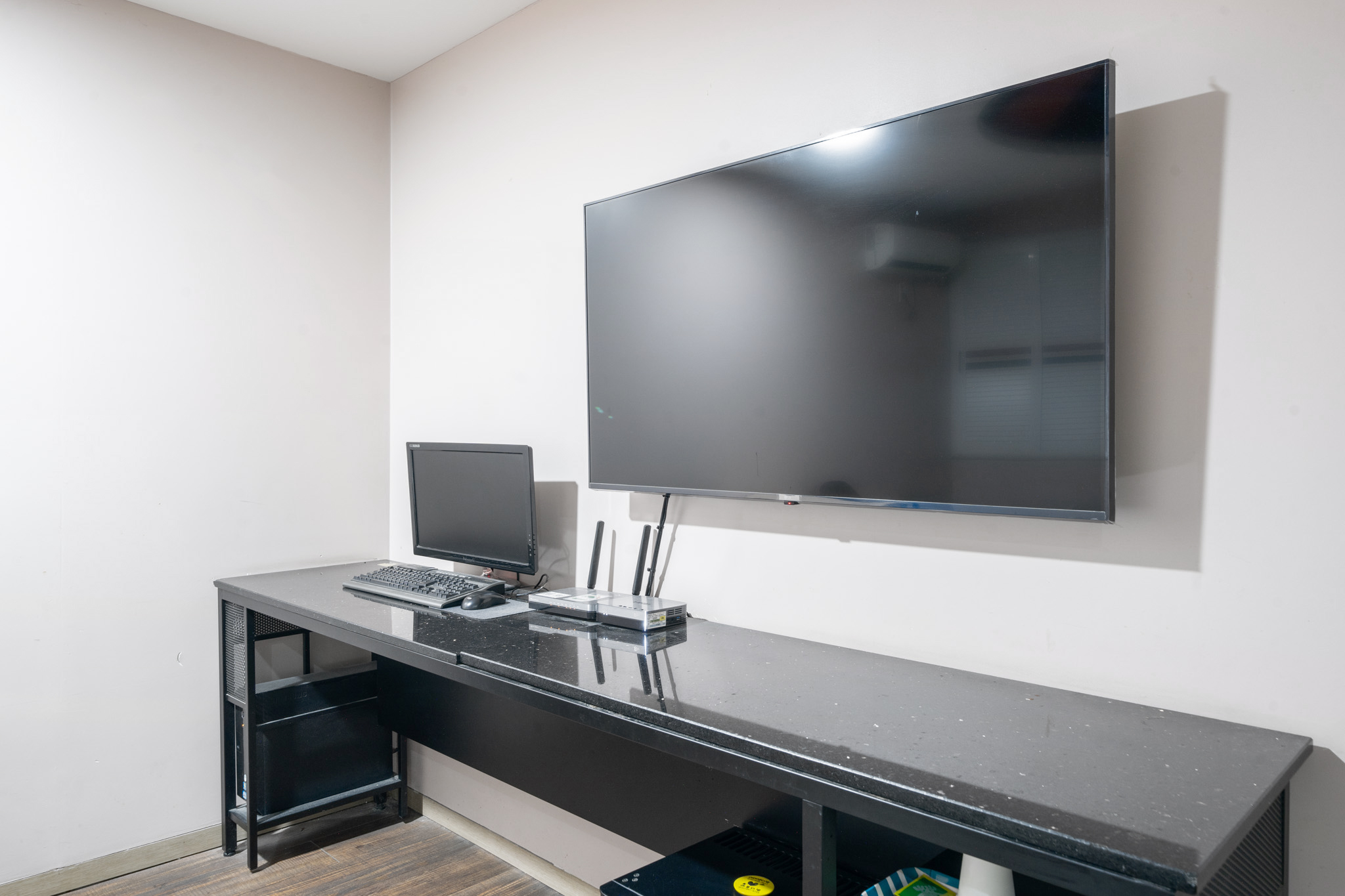 room detail thumbnail 2