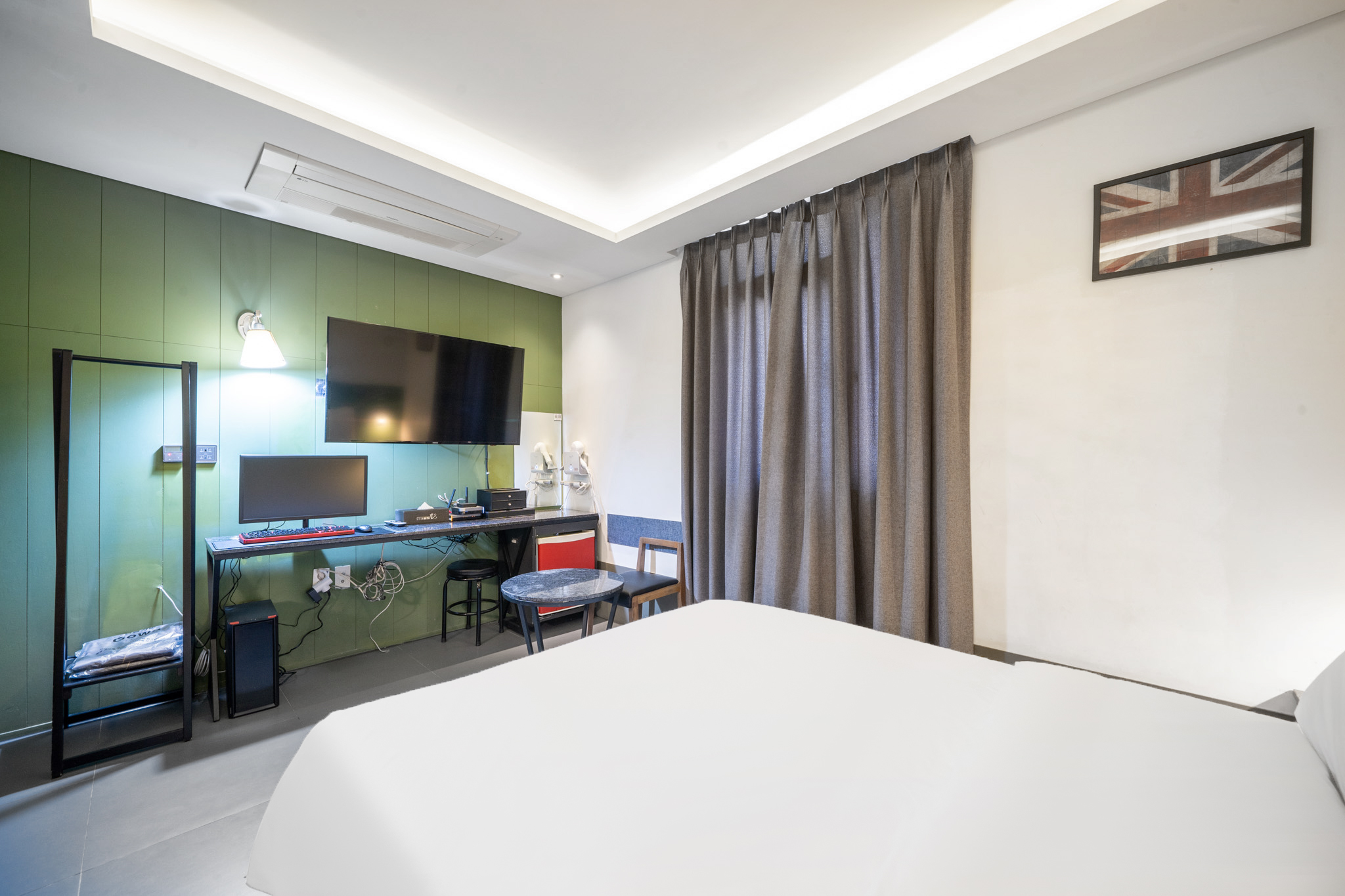 room detail thumbnail 2