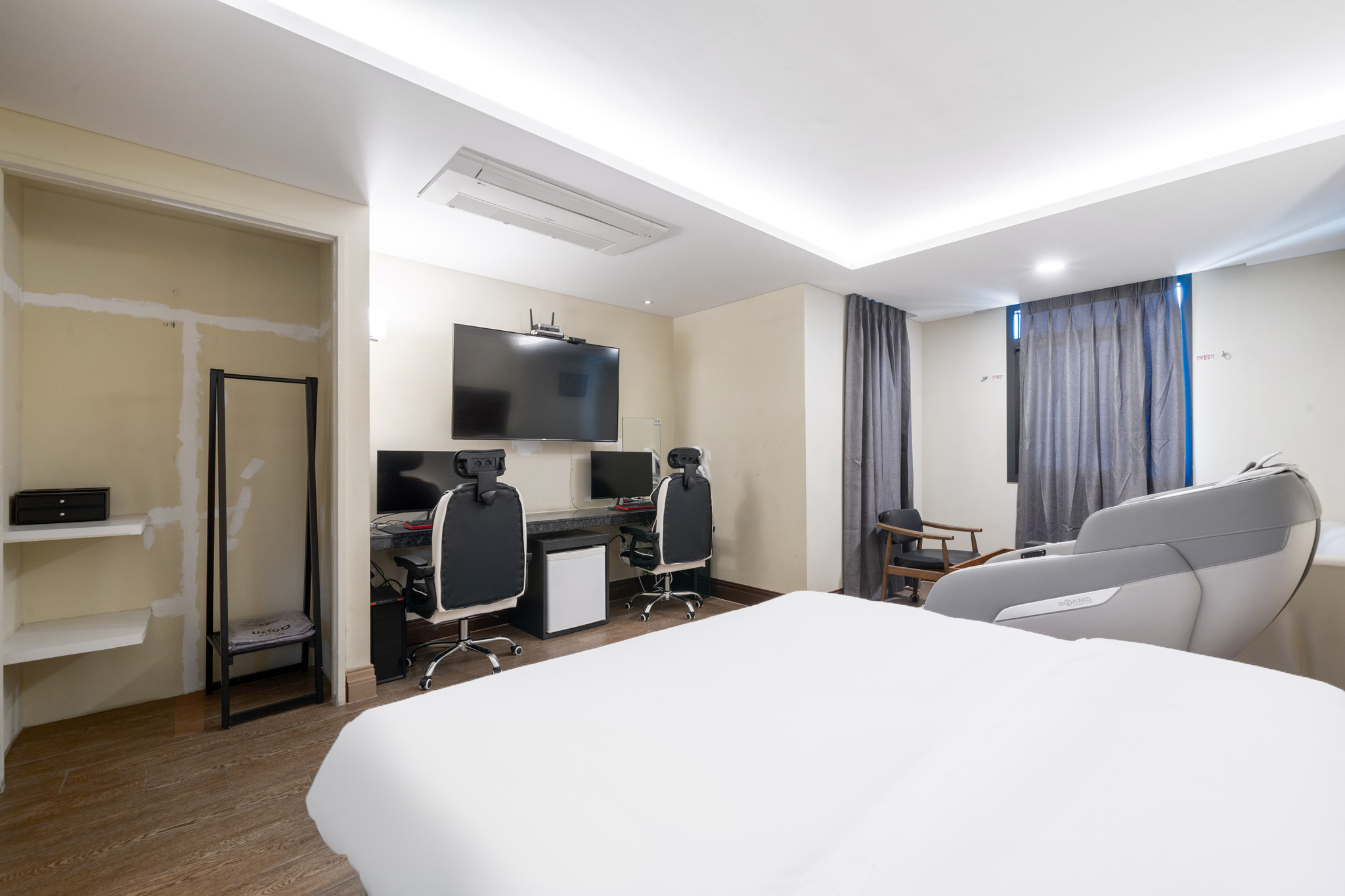 room detail thumbnail 2