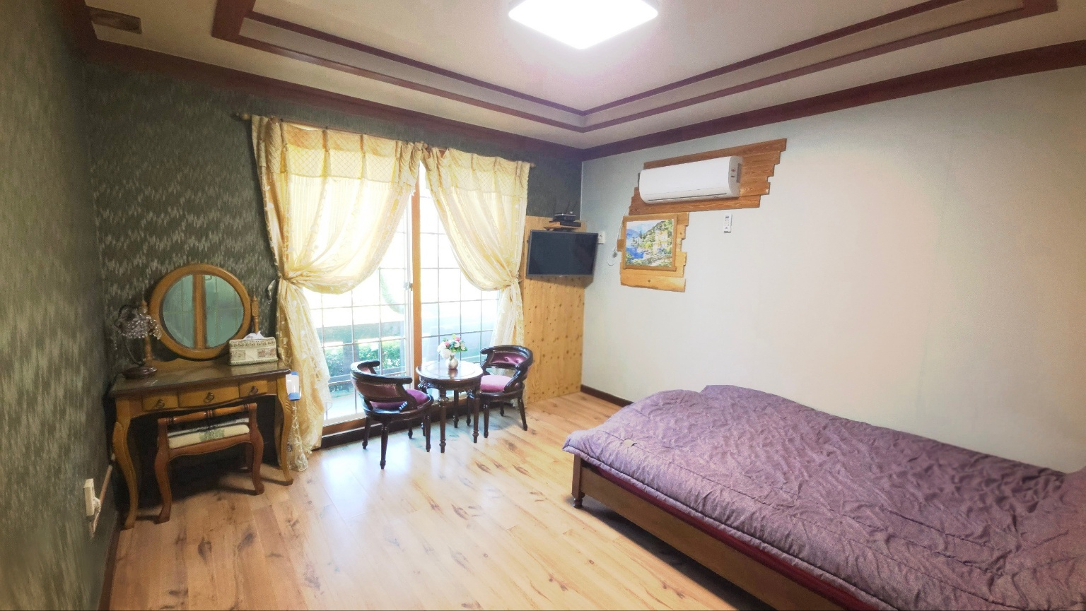 room detail thumbnail 0