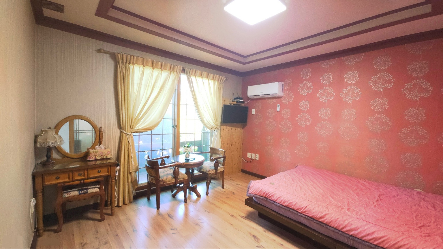 room detail thumbnail 1