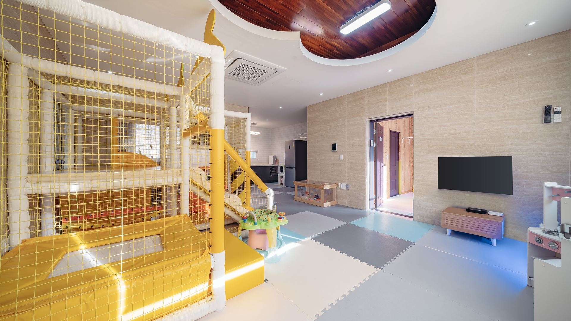 room detail thumbnail 2