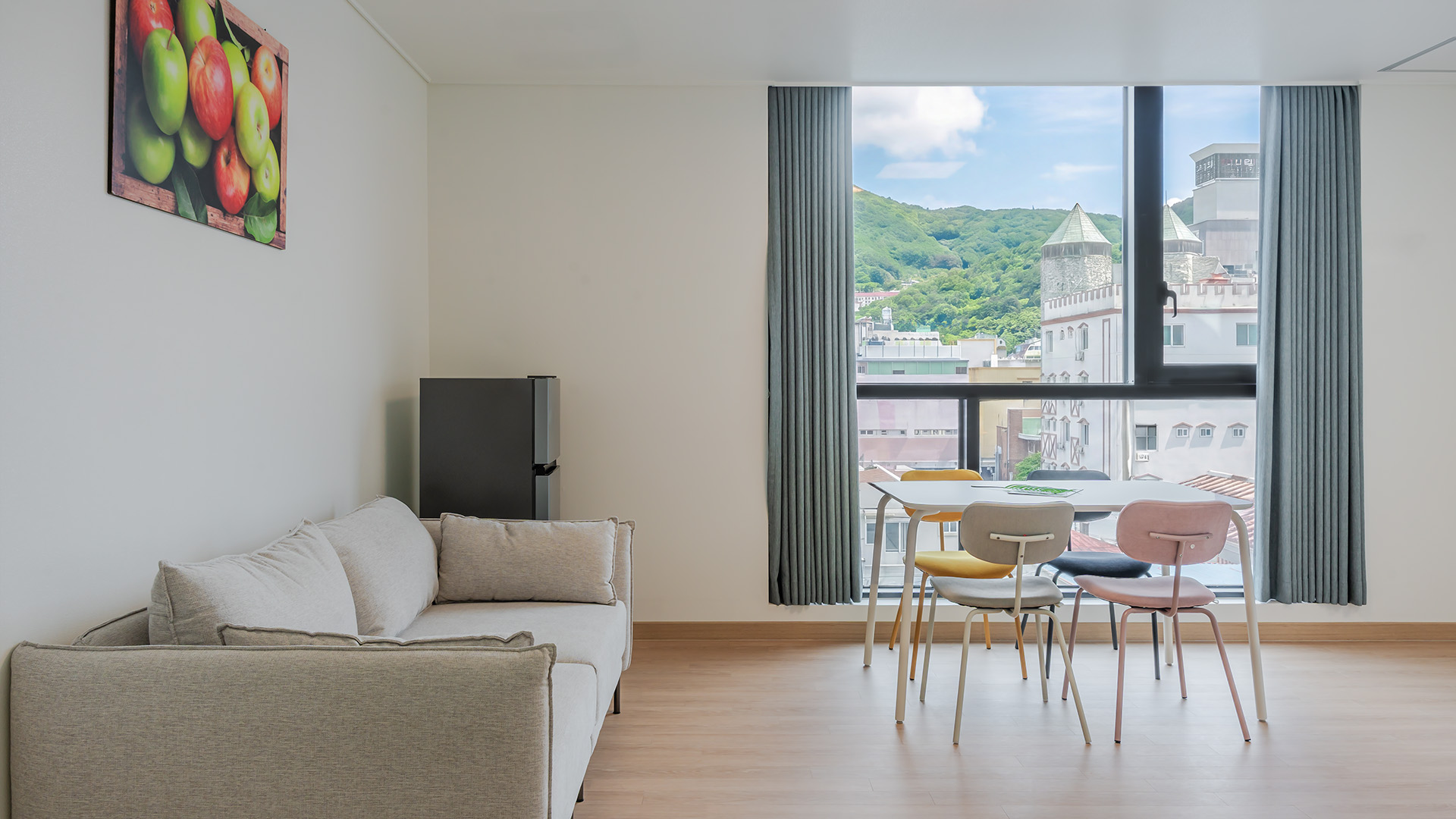 room detail thumbnail 2