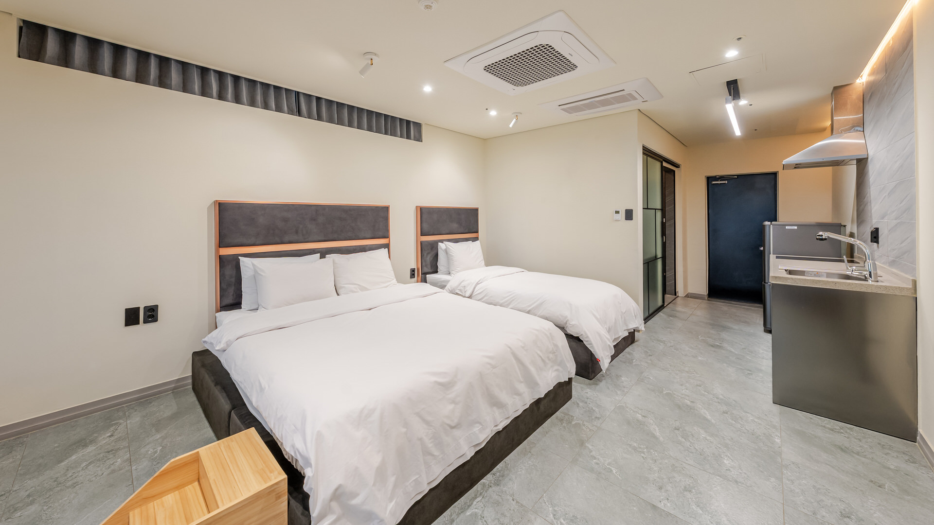 https://yaimg.yanolja.com/v5/2026/05/12/06/6a02cd3d4d6184.54499229.jpg