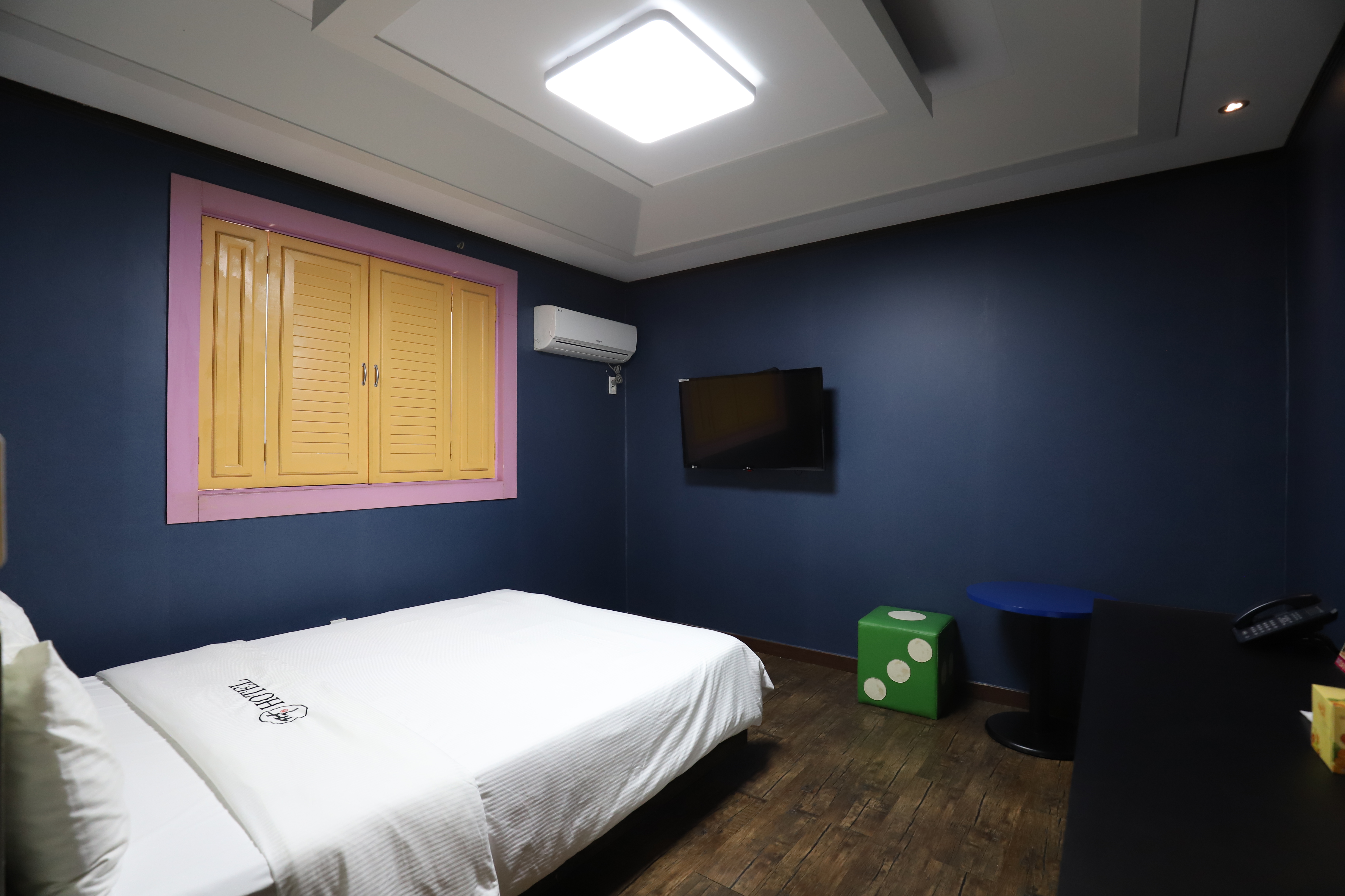 room detail thumbnail 1