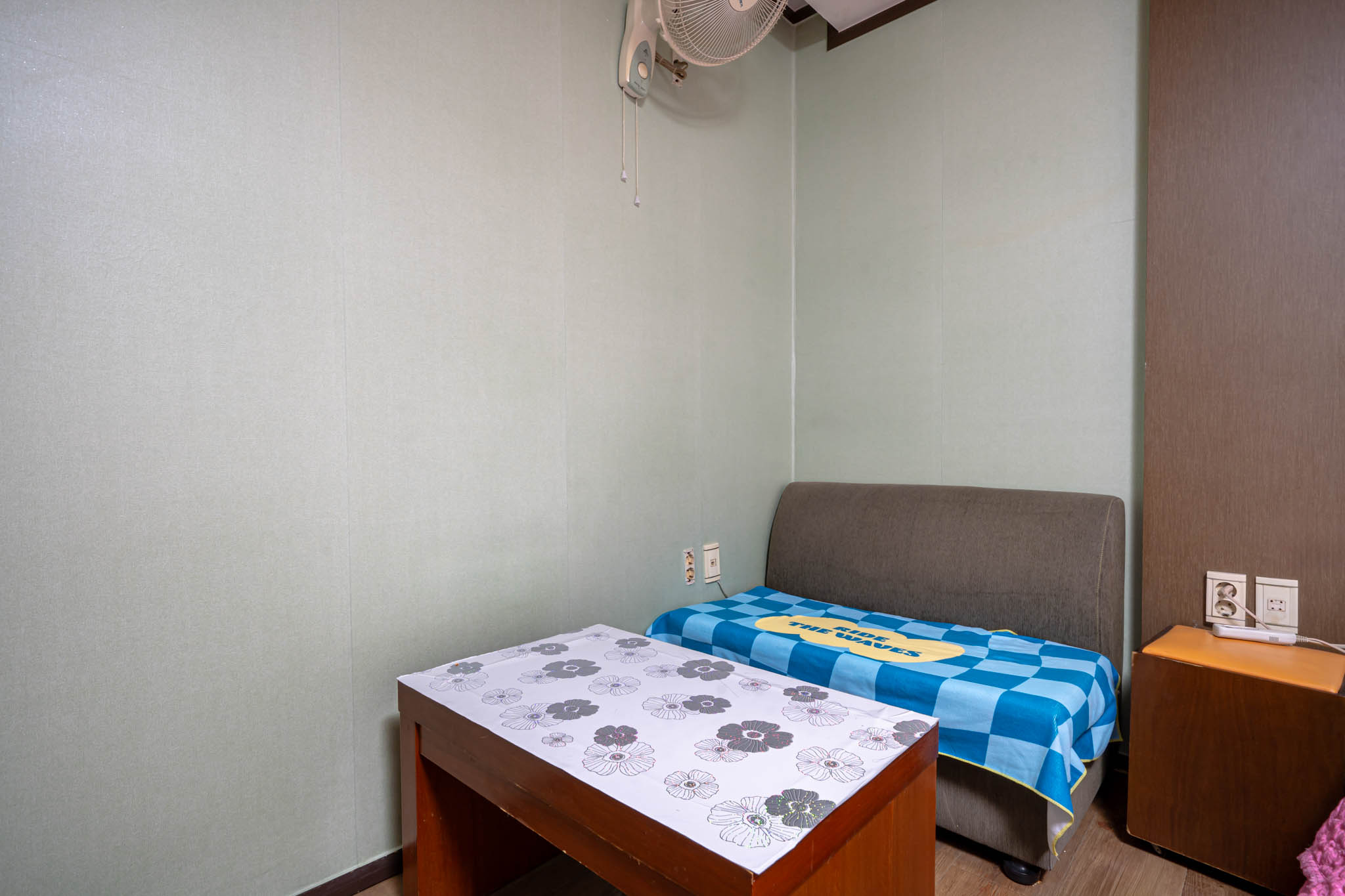 room detail thumbnail 2