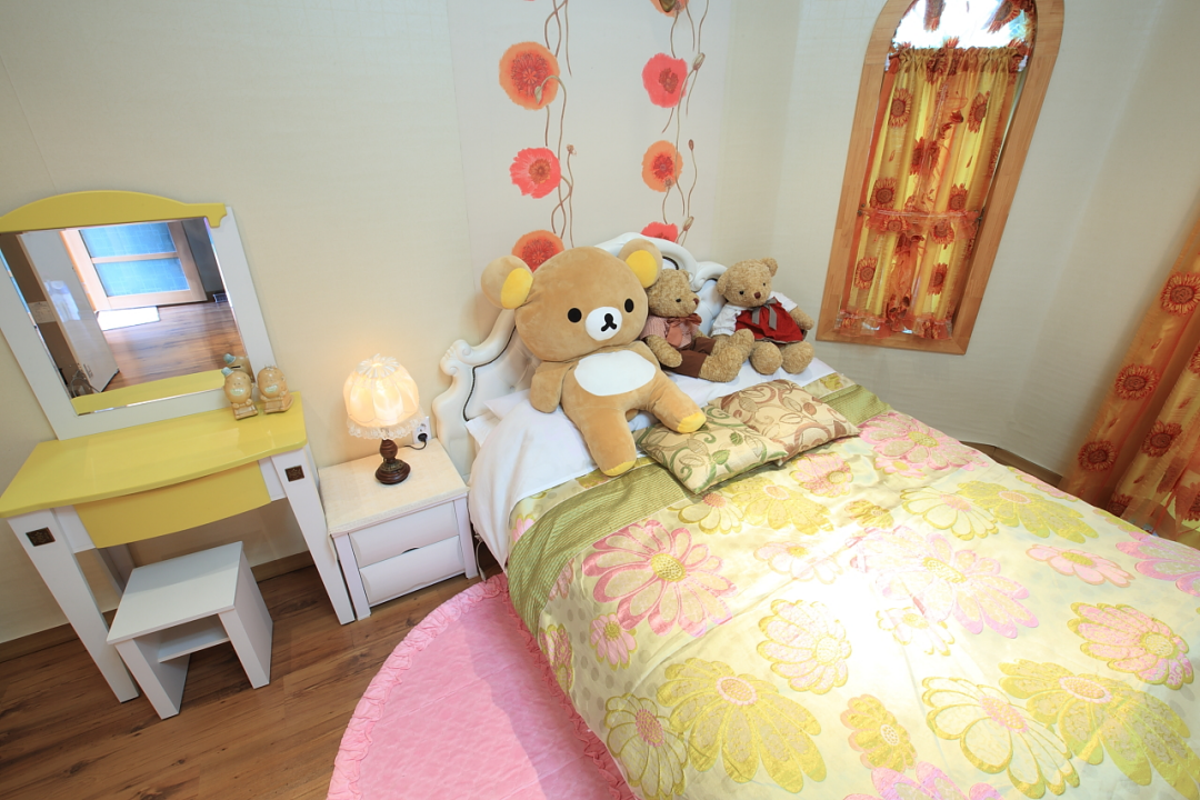 room detail thumbnail 2