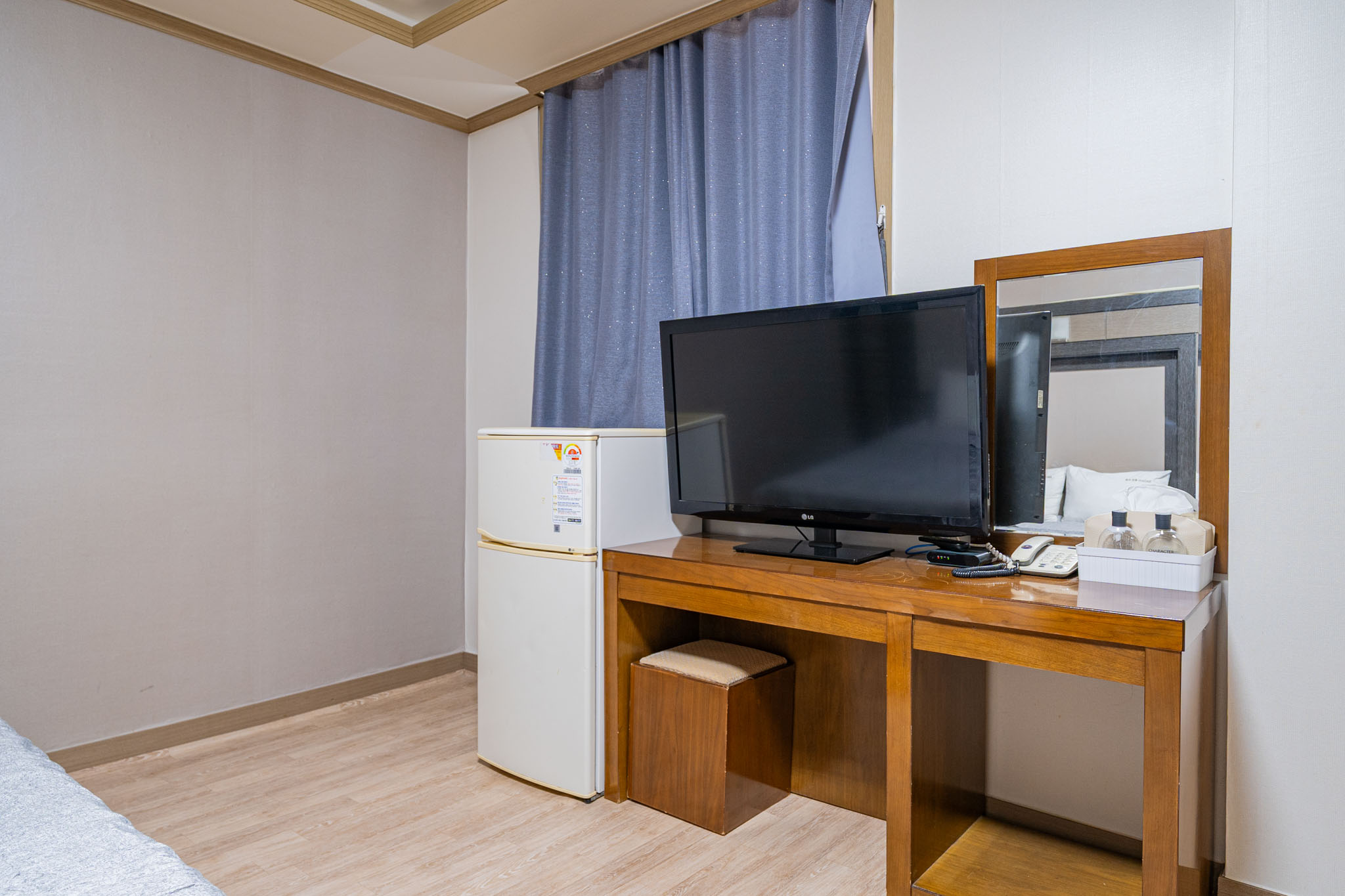 room detail thumbnail 2