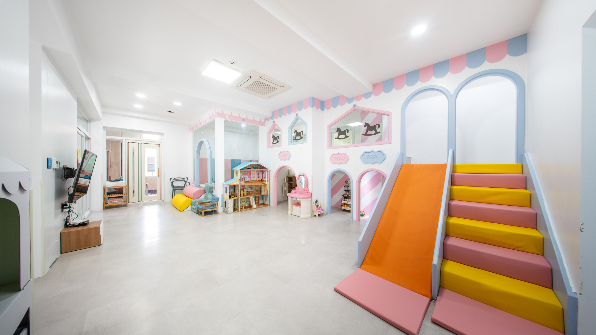 room detail thumbnail 2