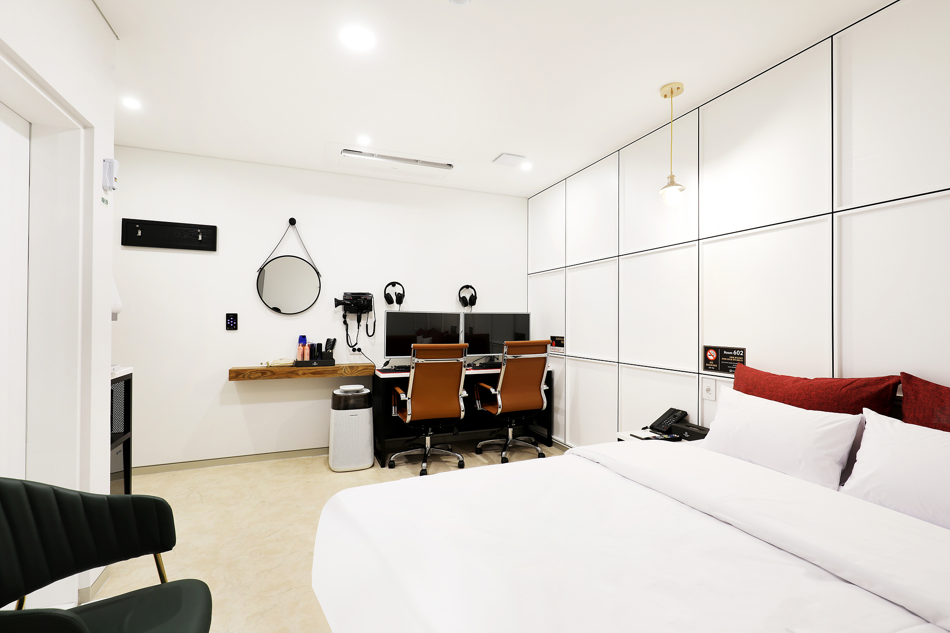room detail thumbnail 2