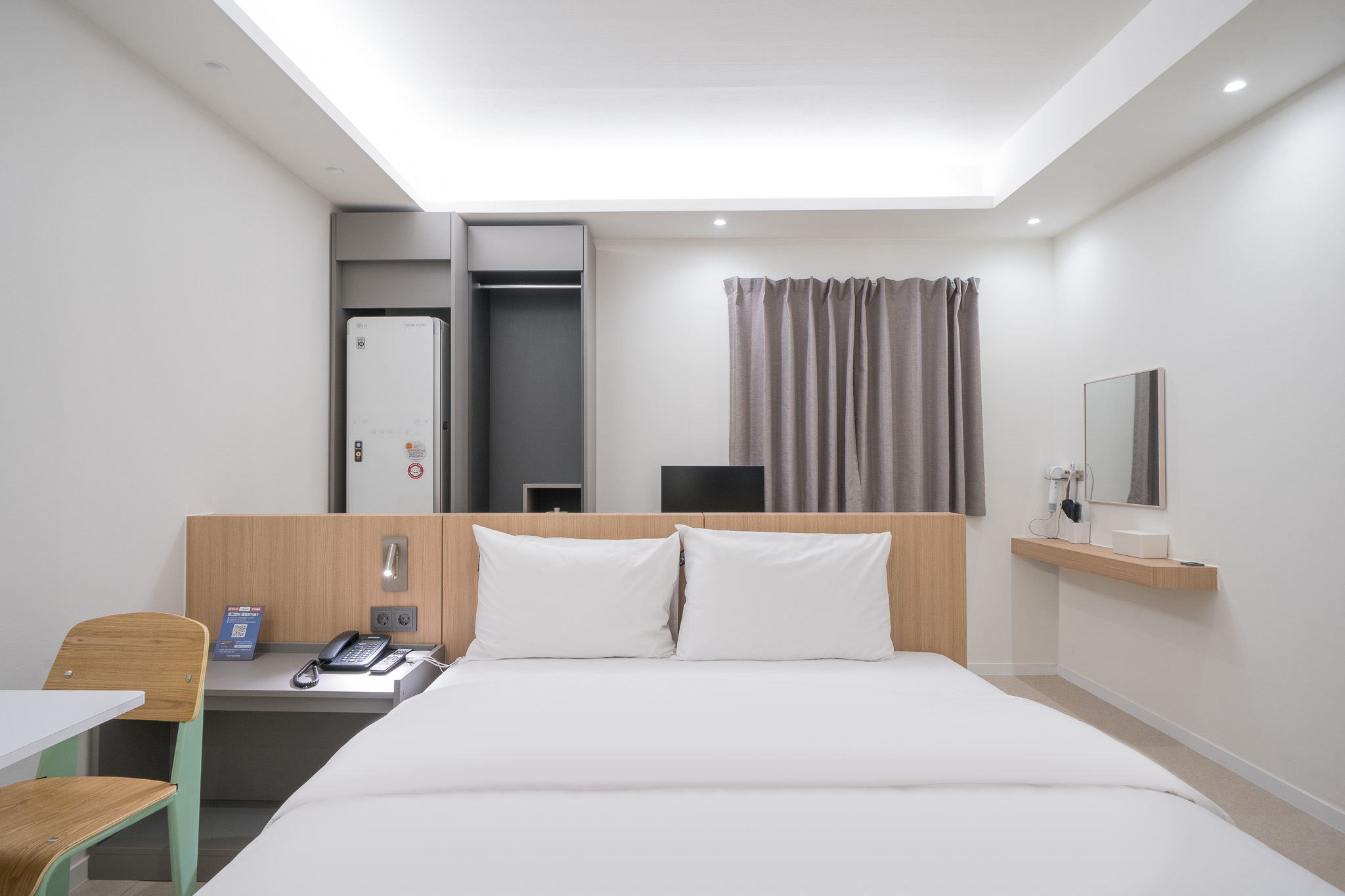 room detail thumbnail 2