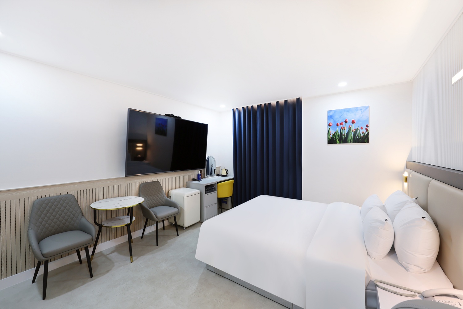 room detail thumbnail 2
