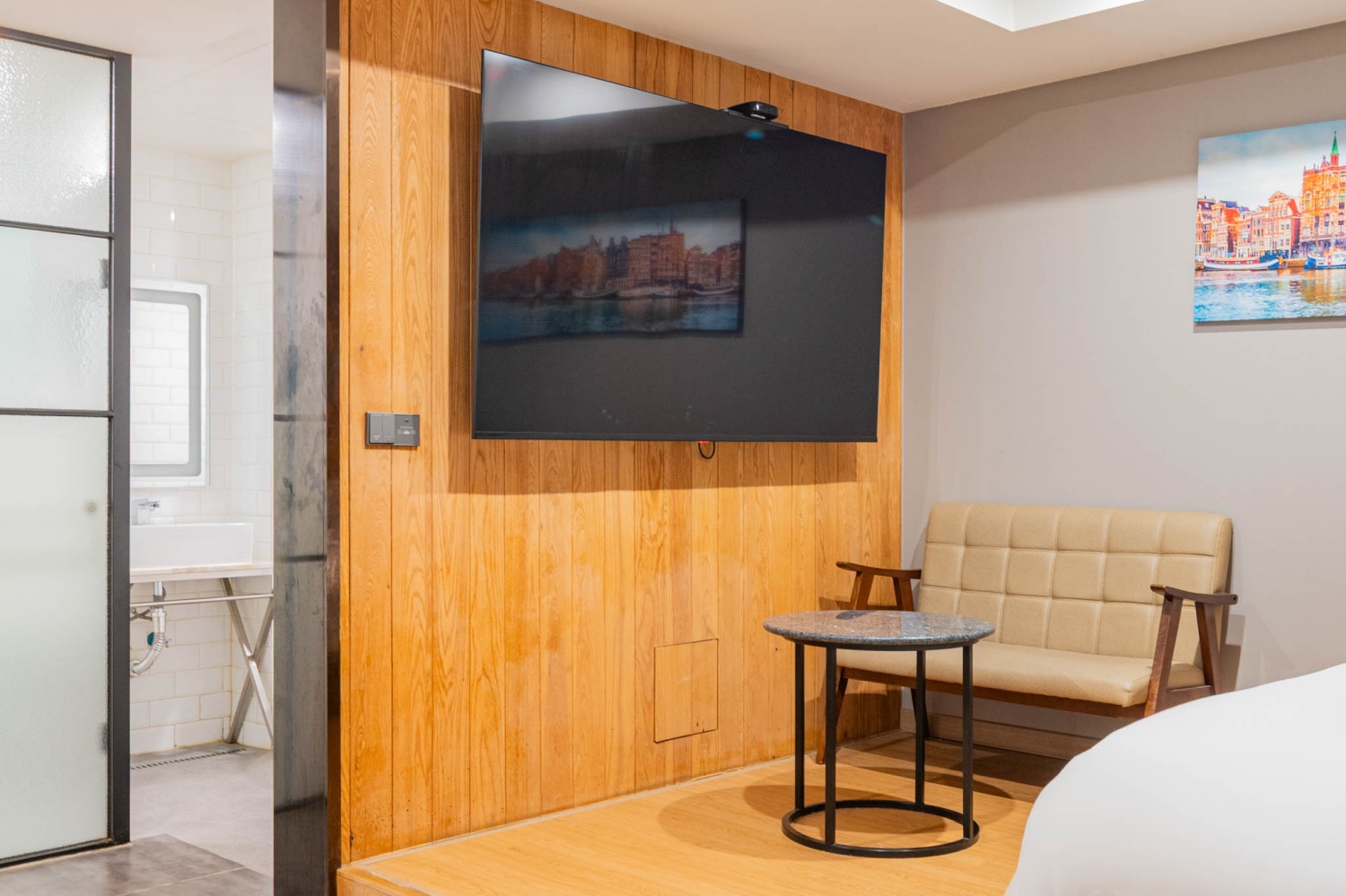 room detail thumbnail 2