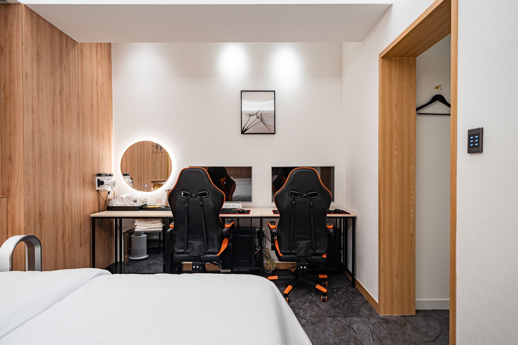 room detail thumbnail 2