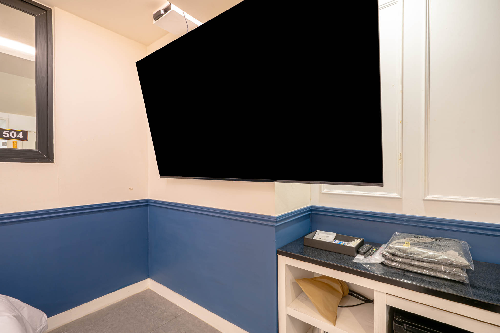 room detail thumbnail 2