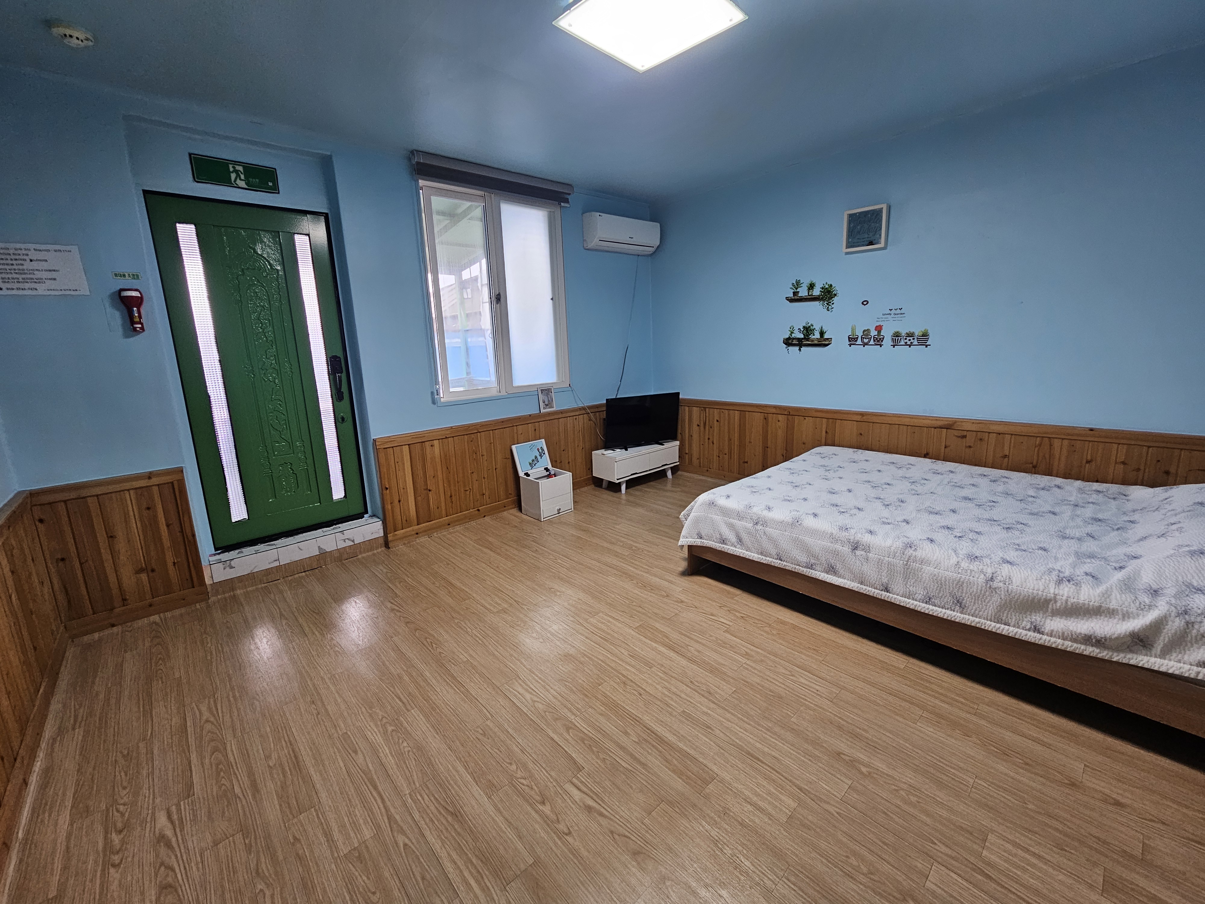 room detail thumbnail 1