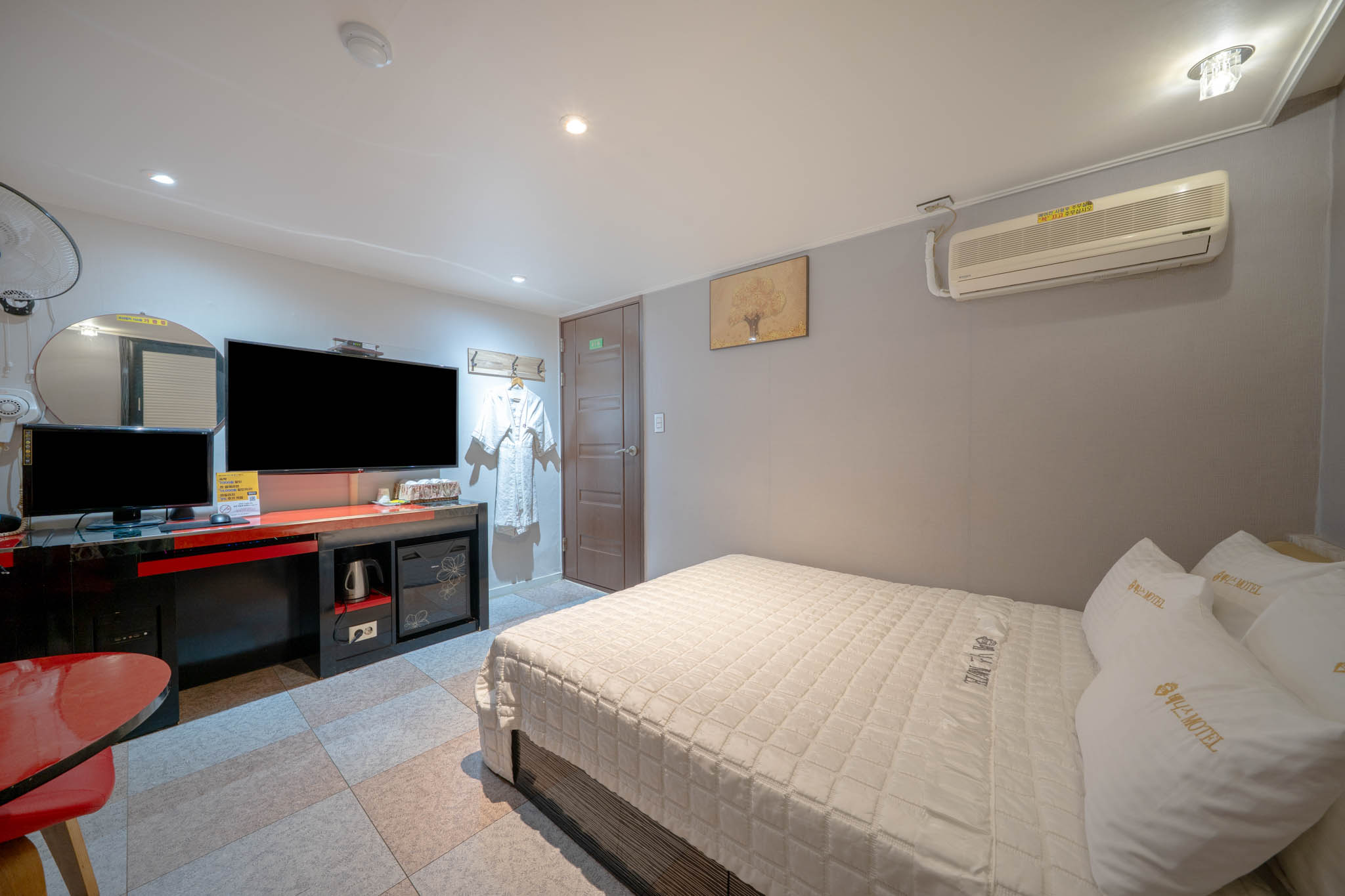 room detail thumbnail 2