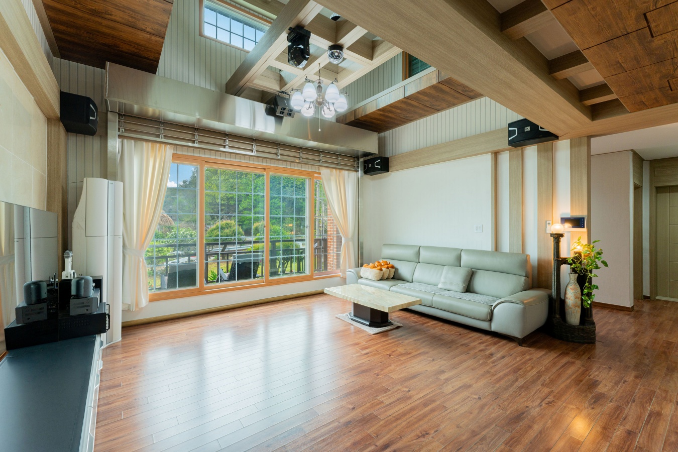 room detail thumbnail 2