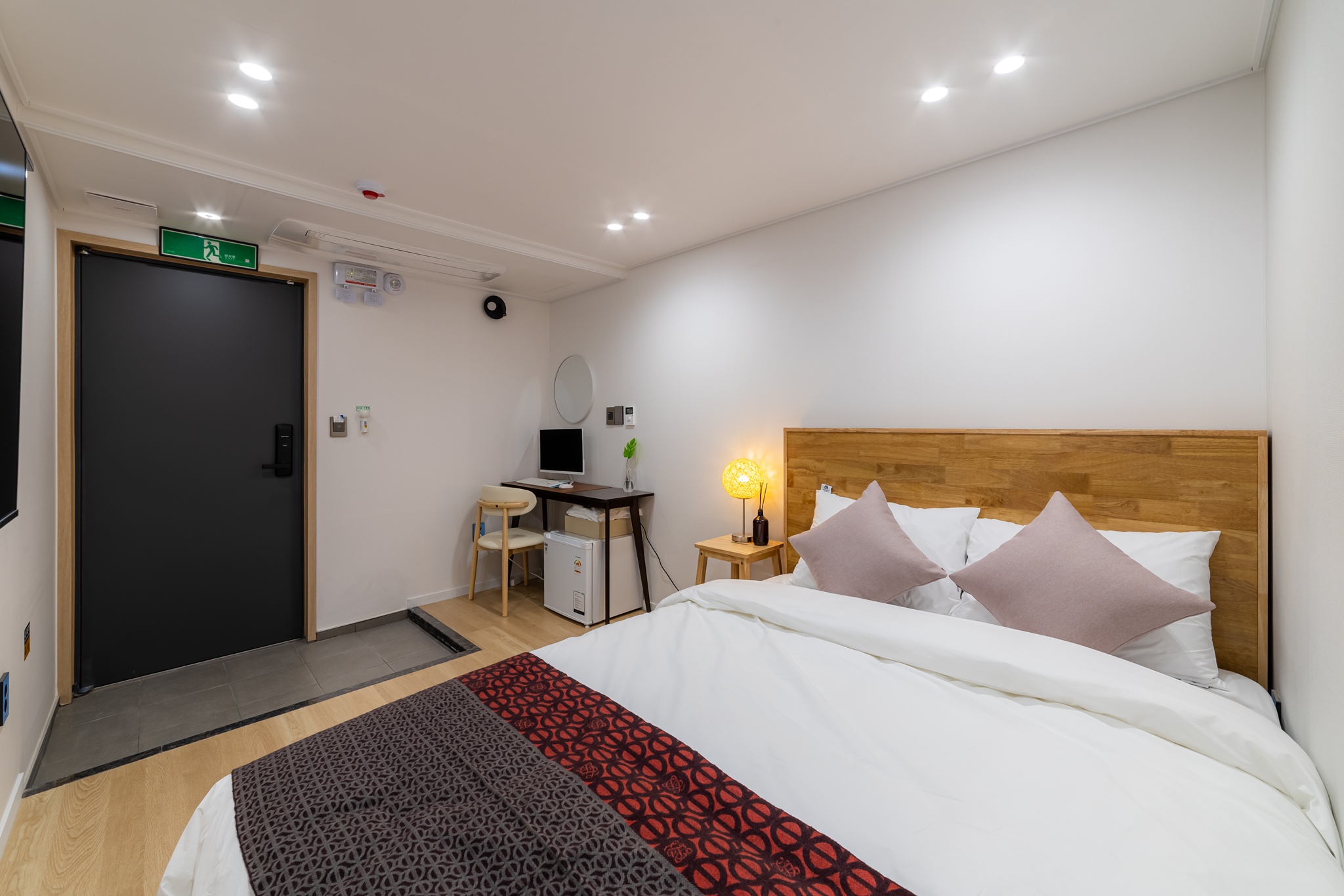 room detail thumbnail 2