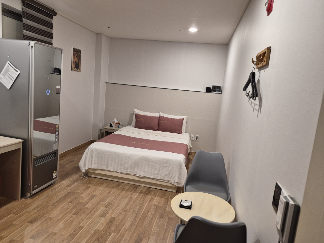 room detail thumbnail 1