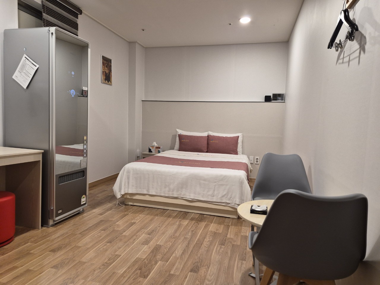 room detail thumbnail 2