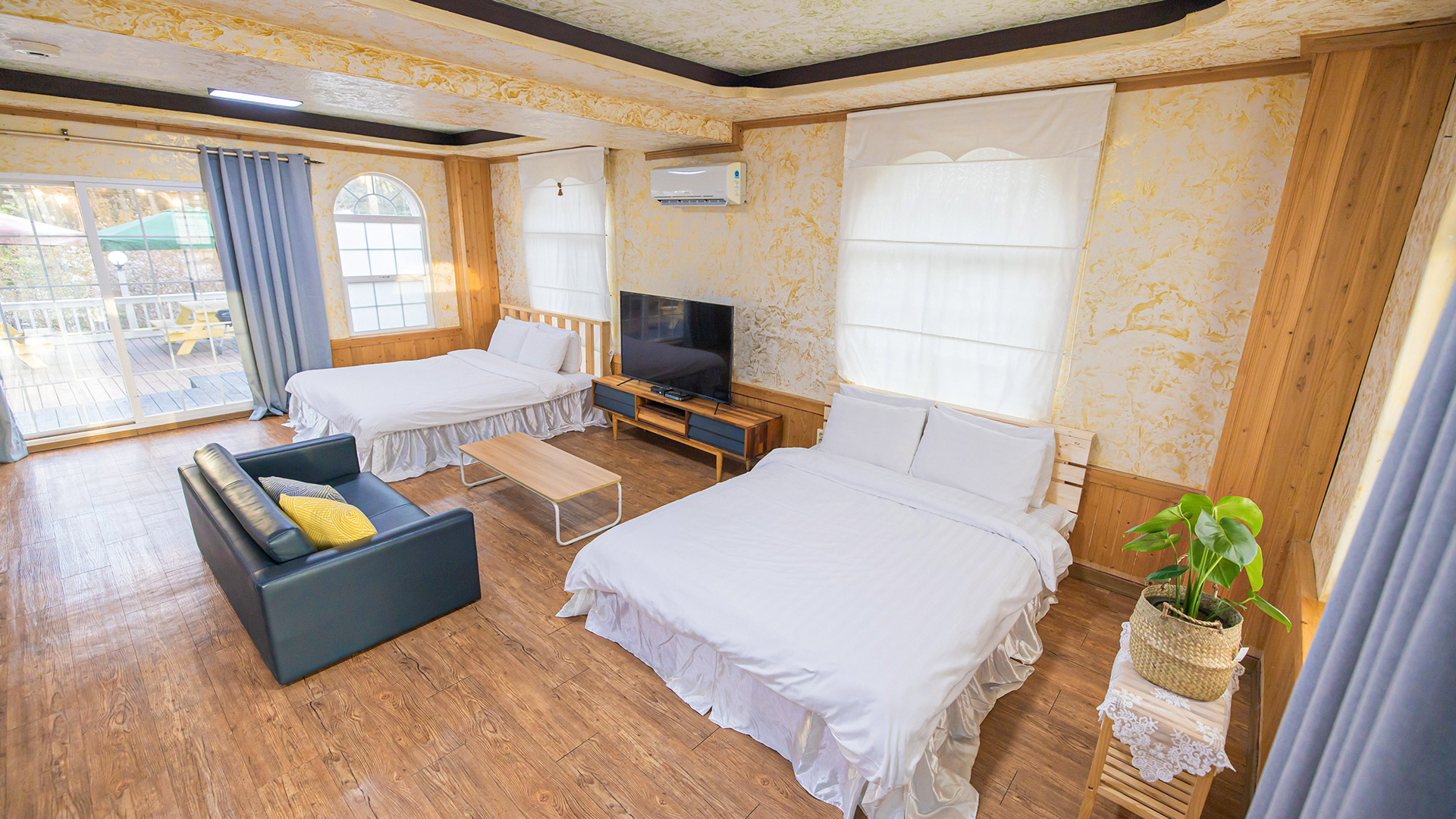 room detail thumbnail 2