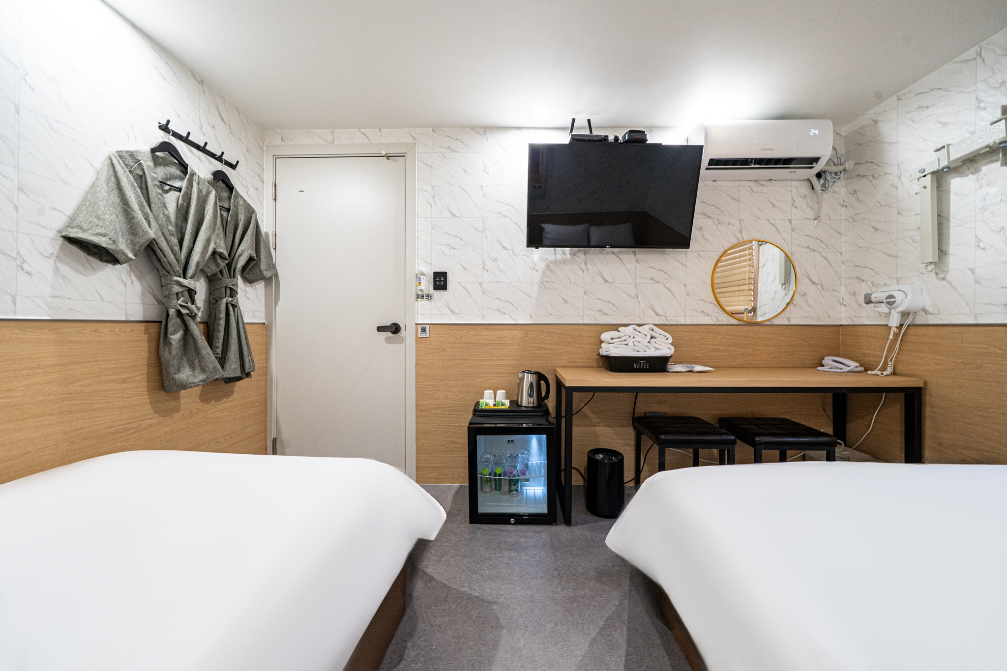 room detail thumbnail 2
