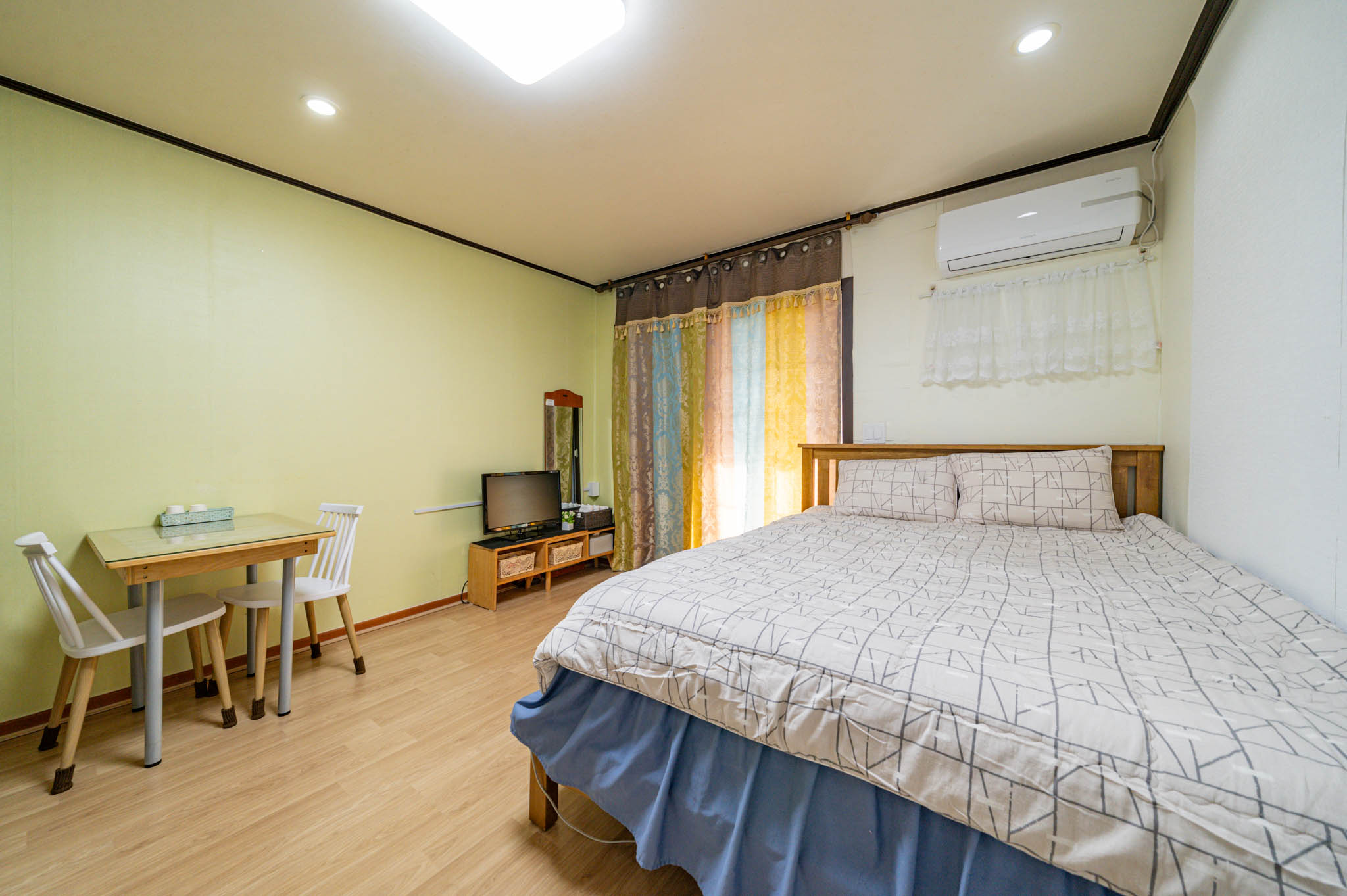room detail thumbnail 1