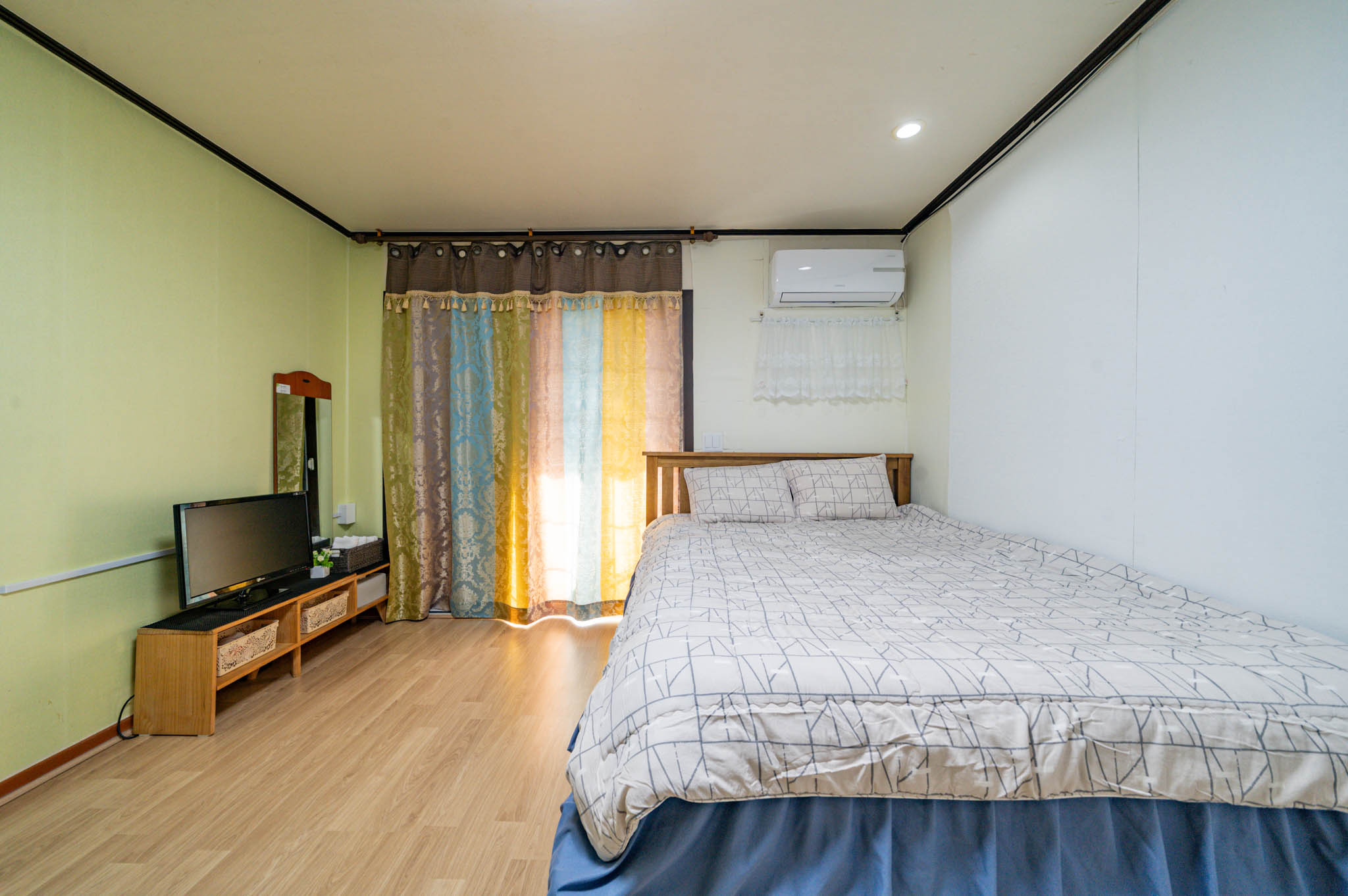 room detail thumbnail 2