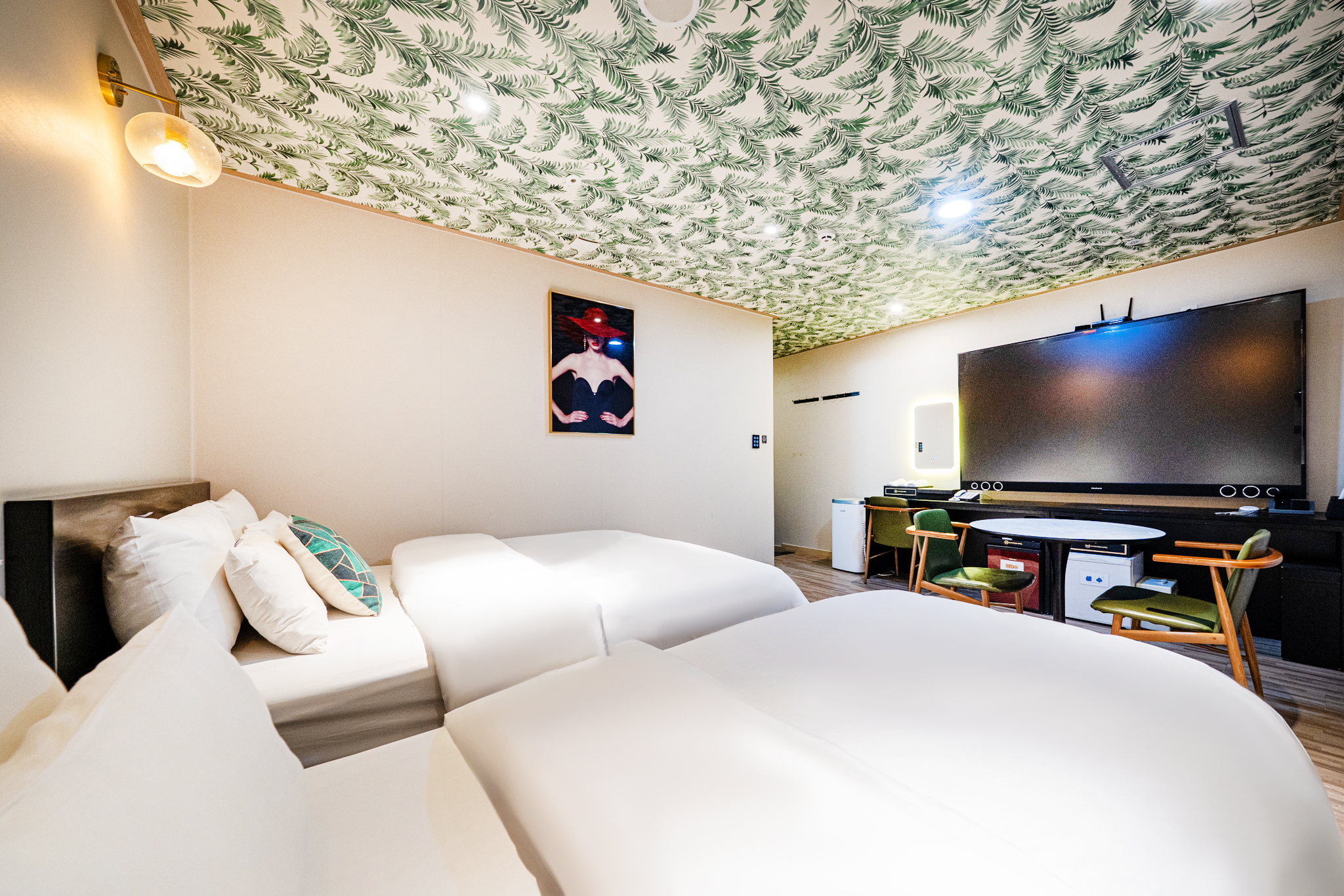 room detail thumbnail 2