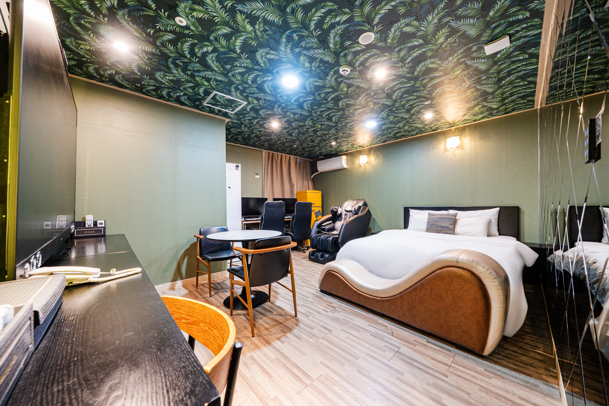 room detail thumbnail 0