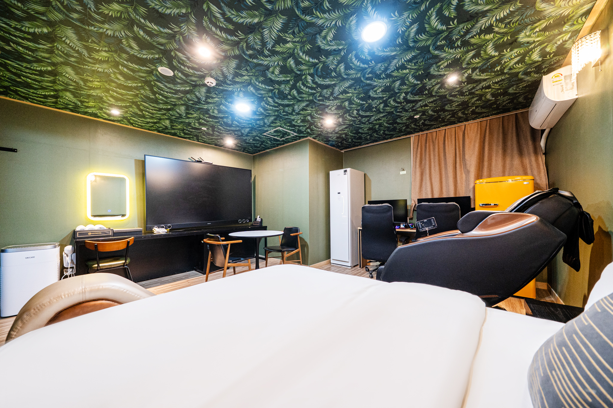 room detail thumbnail 2