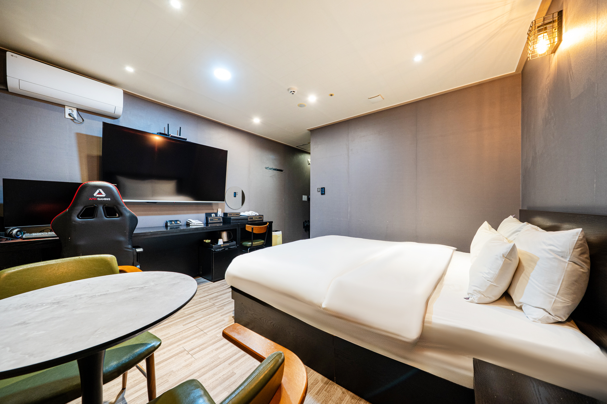 room detail thumbnail 2