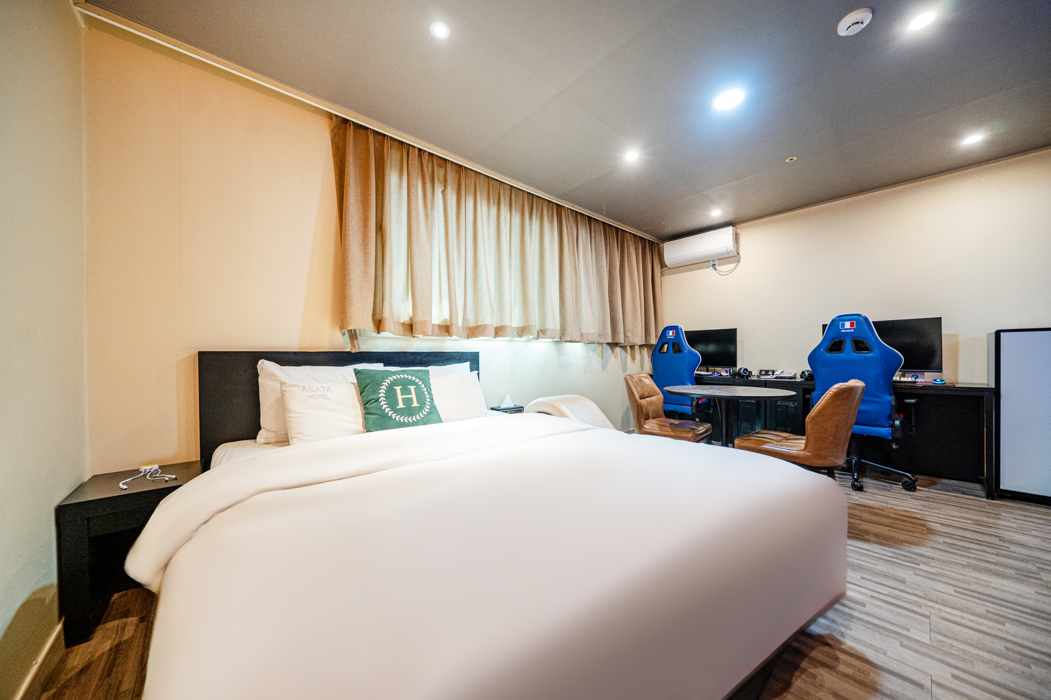 room detail thumbnail 1