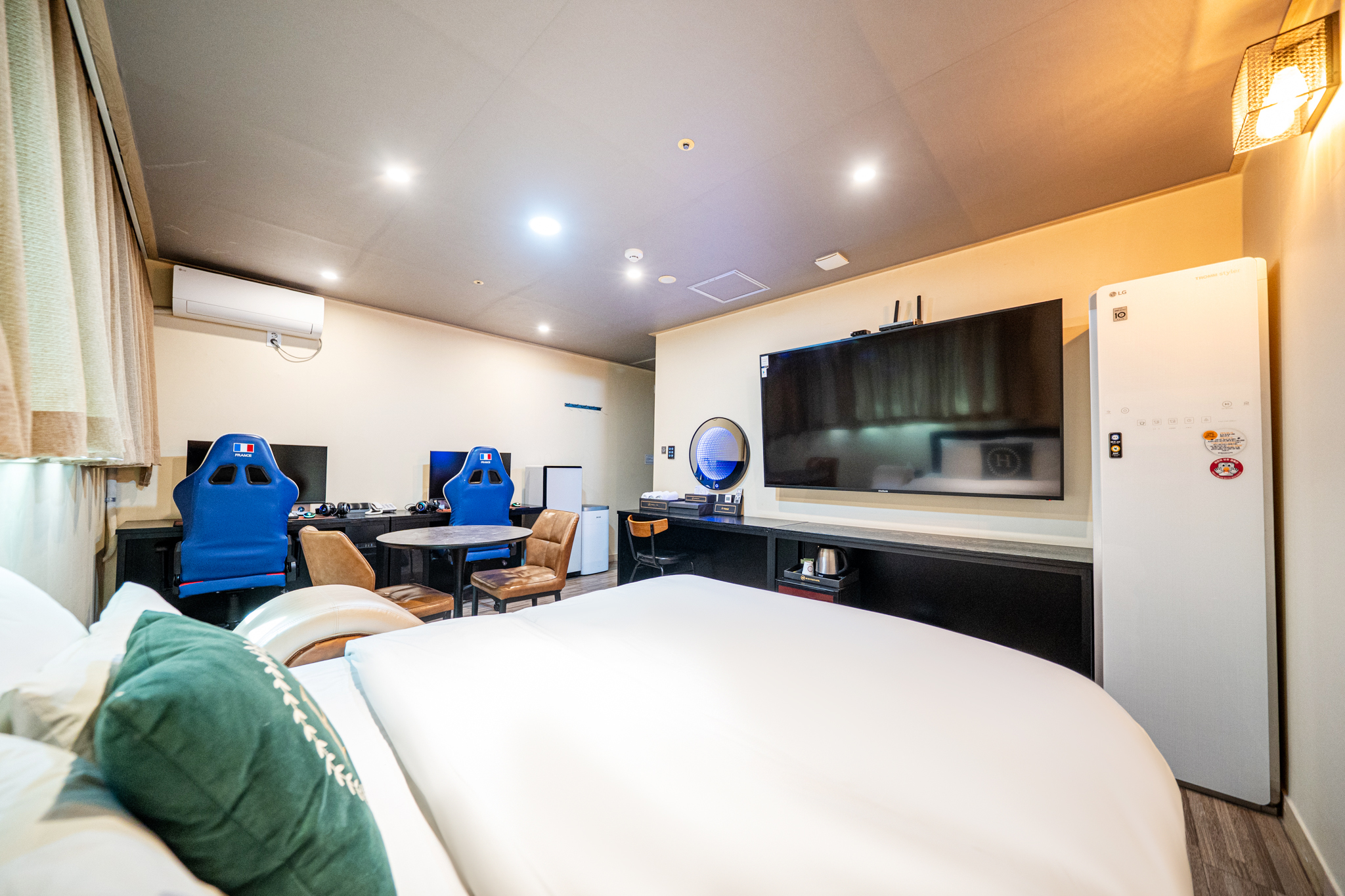 room detail thumbnail 2